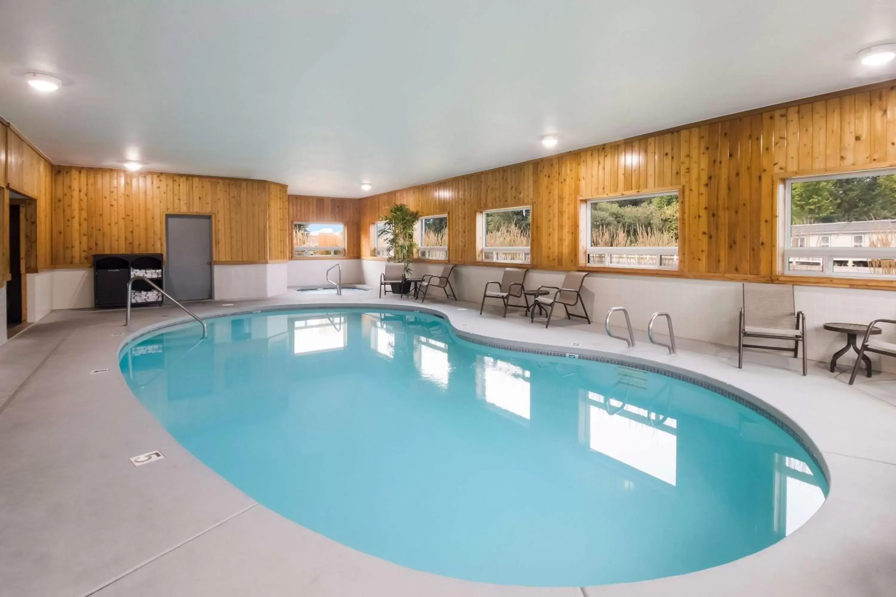 Pool view, Swimming Pool in Best Western McMinnville Inn