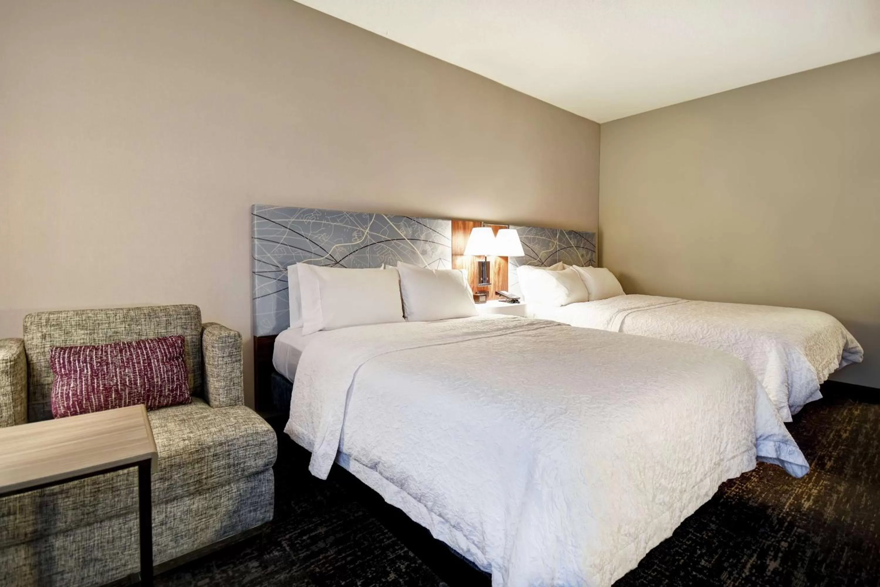 Living room, Bed in Hampton Inn Atlanta-Mall Of Georgia