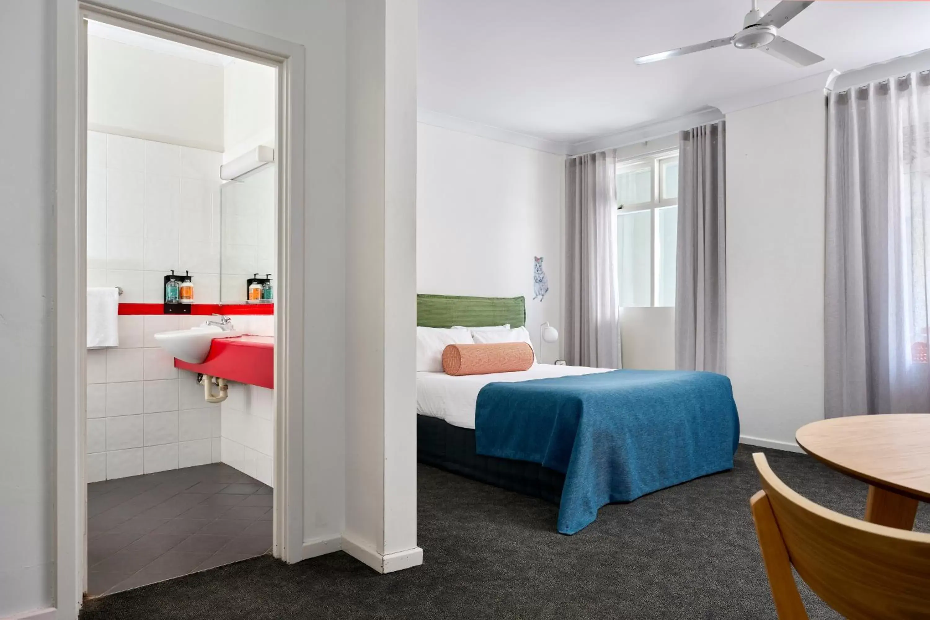 Bed in Baileys Parkside Motel by VetroBlu Bed in Baileys Parkside Motel by VetroBlu