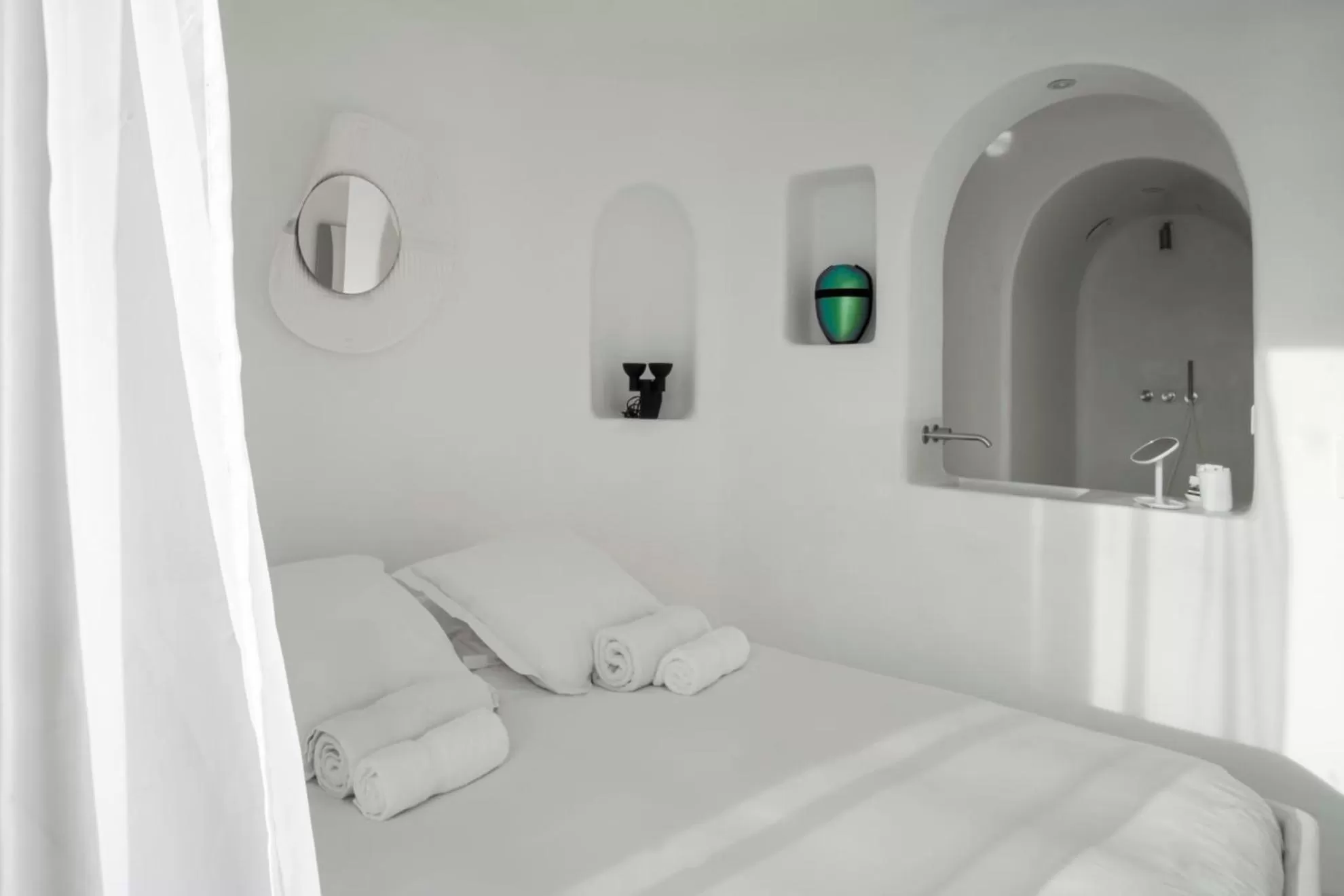 Bed in Hôtel La Reine Jane