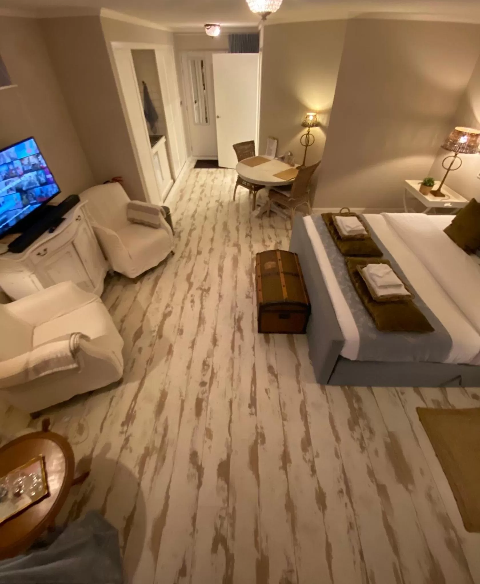 Bed in De Vijverkamer-----privé diner op de kamer mogelijk!!