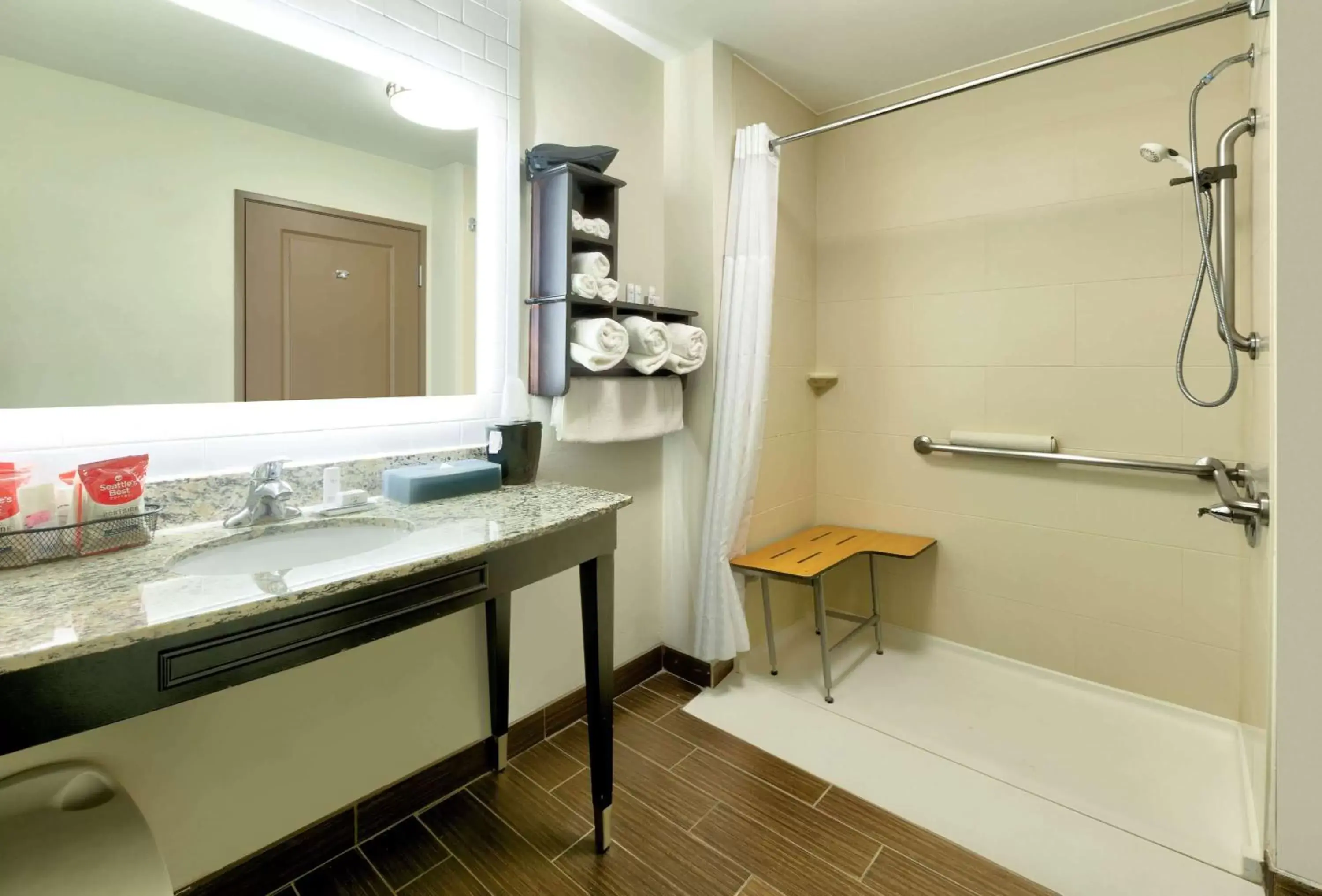Shower, Bathroom in La Quinta by Wyndham Clinton Historic Route 66