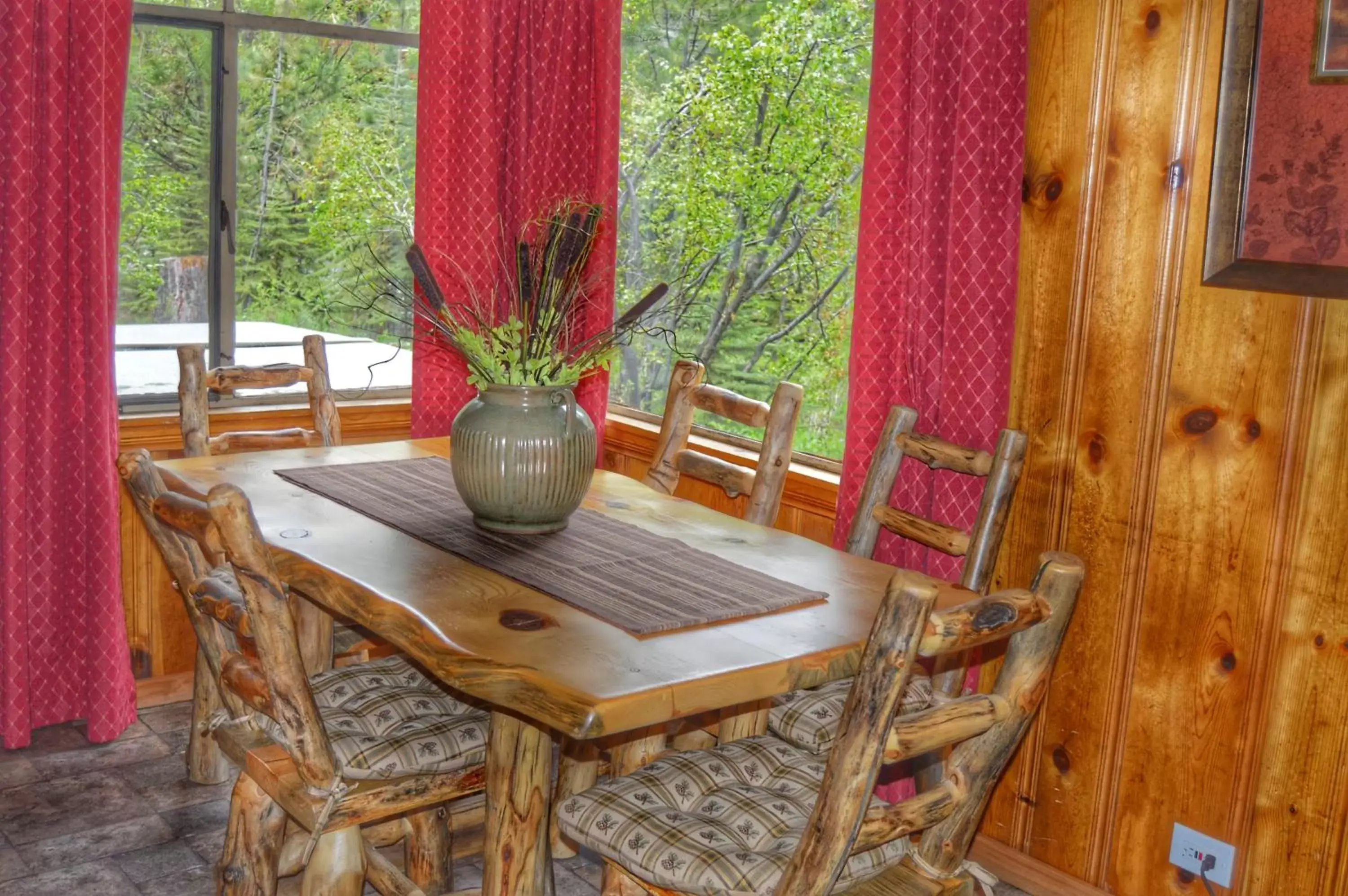 Dining Area in The Inn on Fall River & Fall River Cabins
