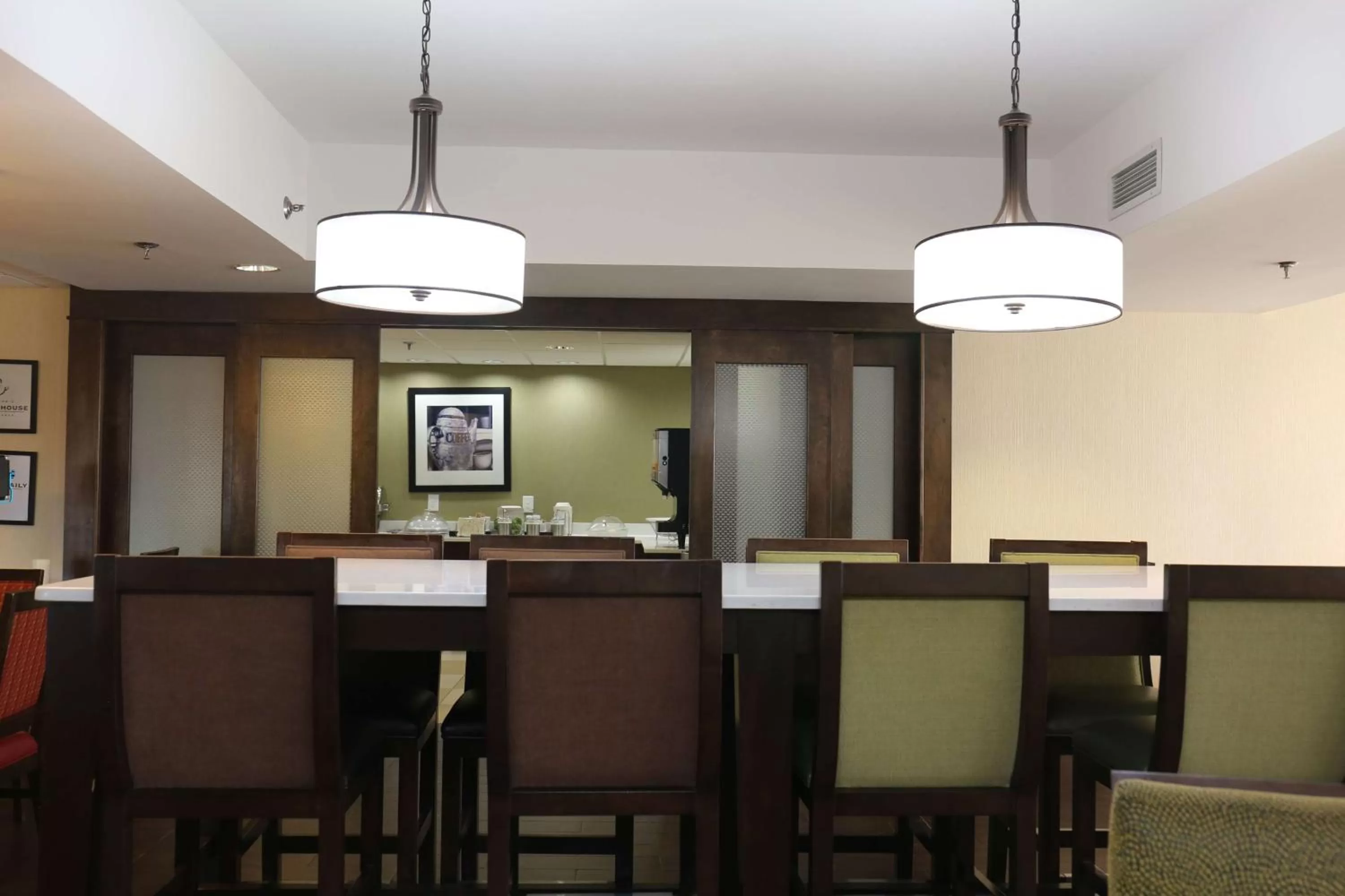 Dining area in Hampton Inn Sumter