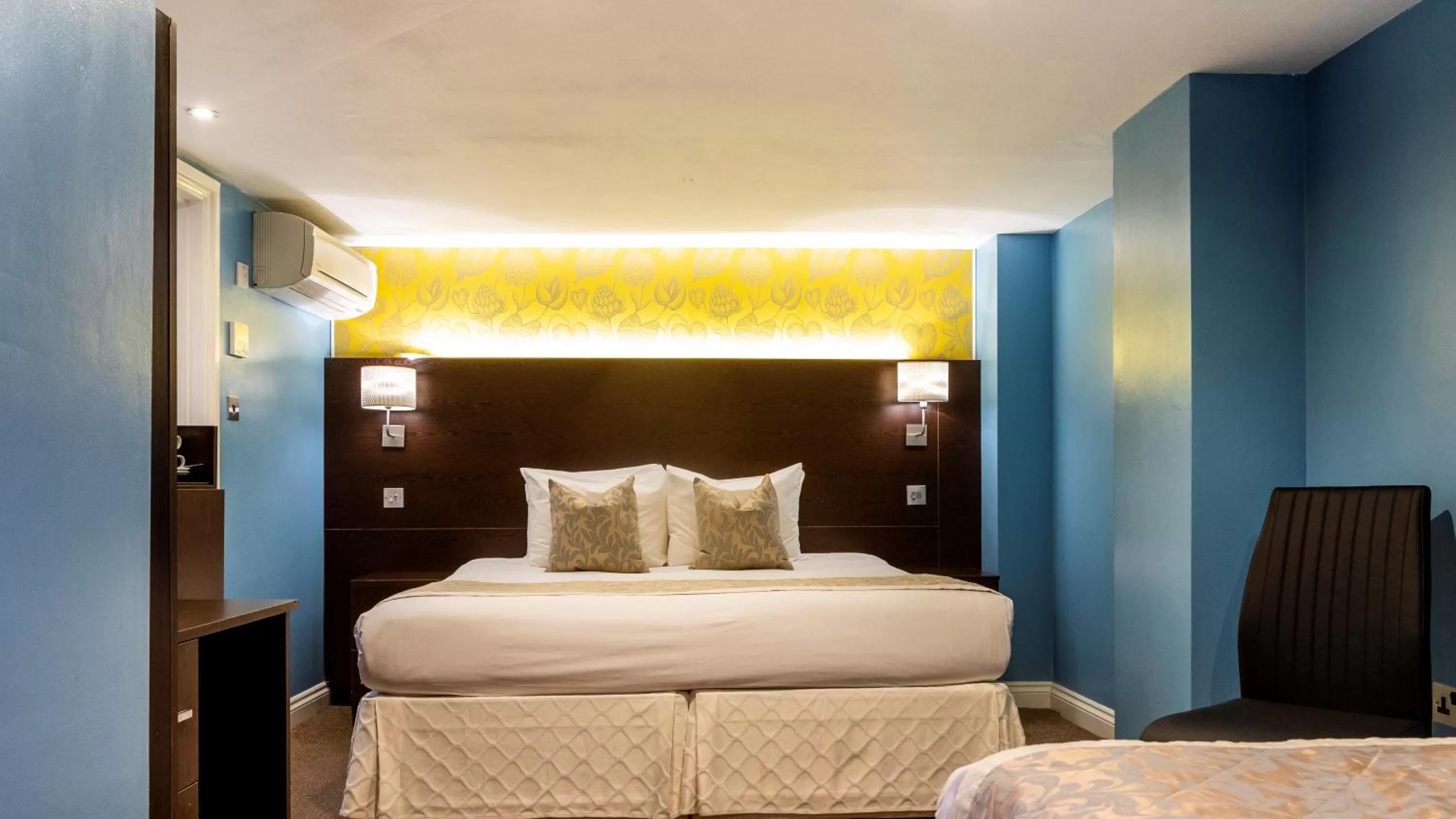 Bedroom, Bed in Hotel Shepherds Bush London