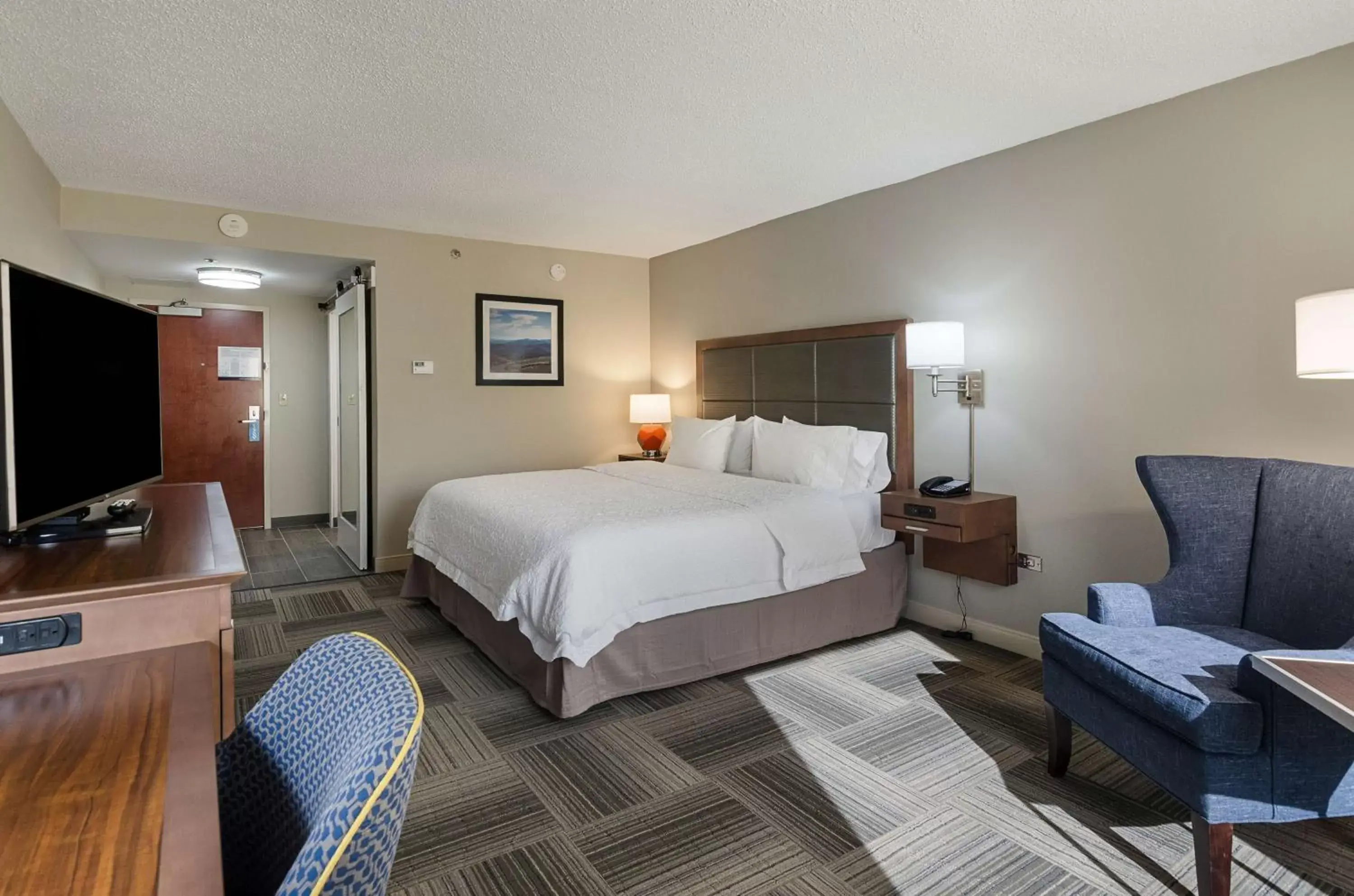 Bedroom in Hampton Inn By Hilton Covington VA