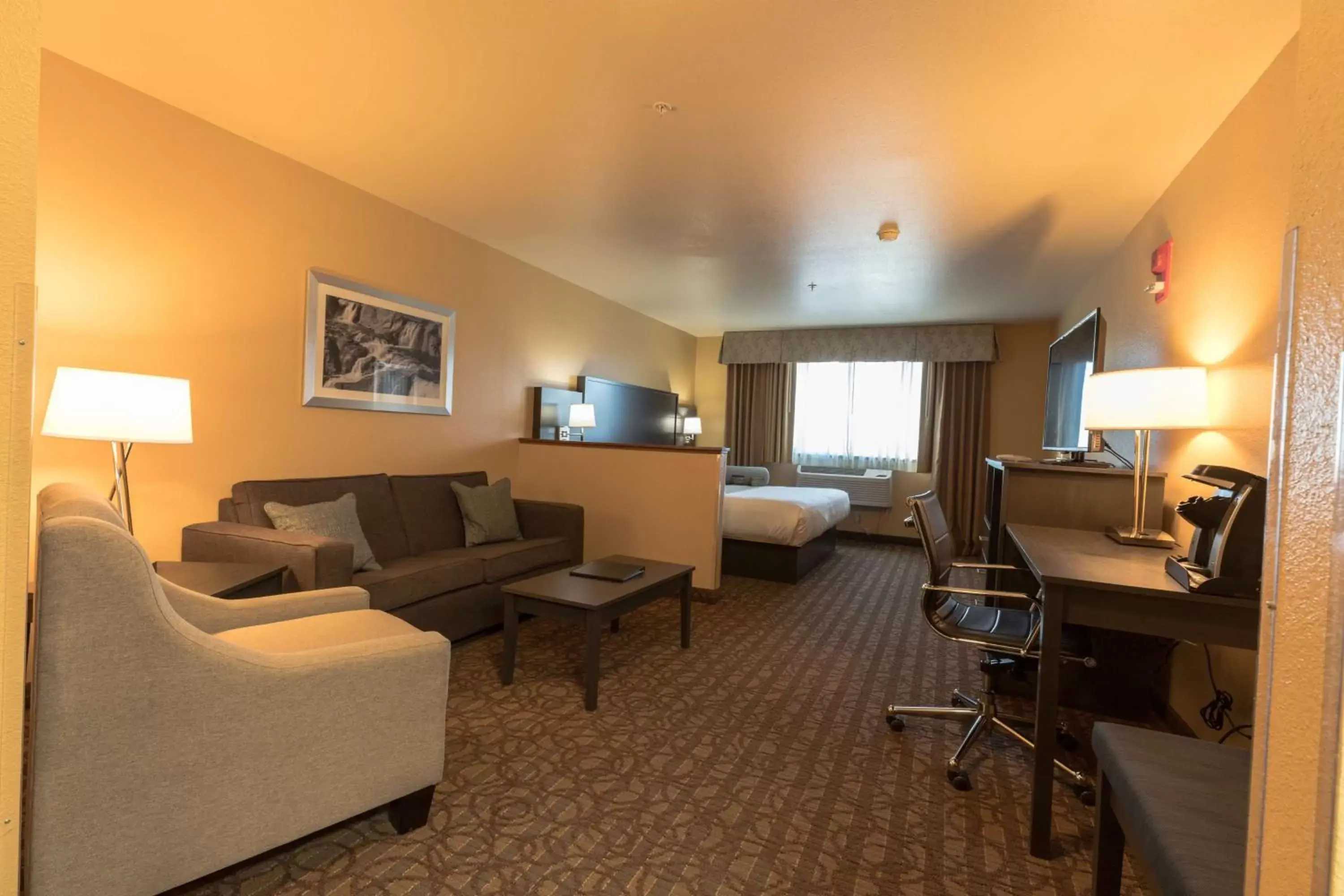 Photo of the whole room, Seating Area in Best Western Sawtooth Inn and Suites