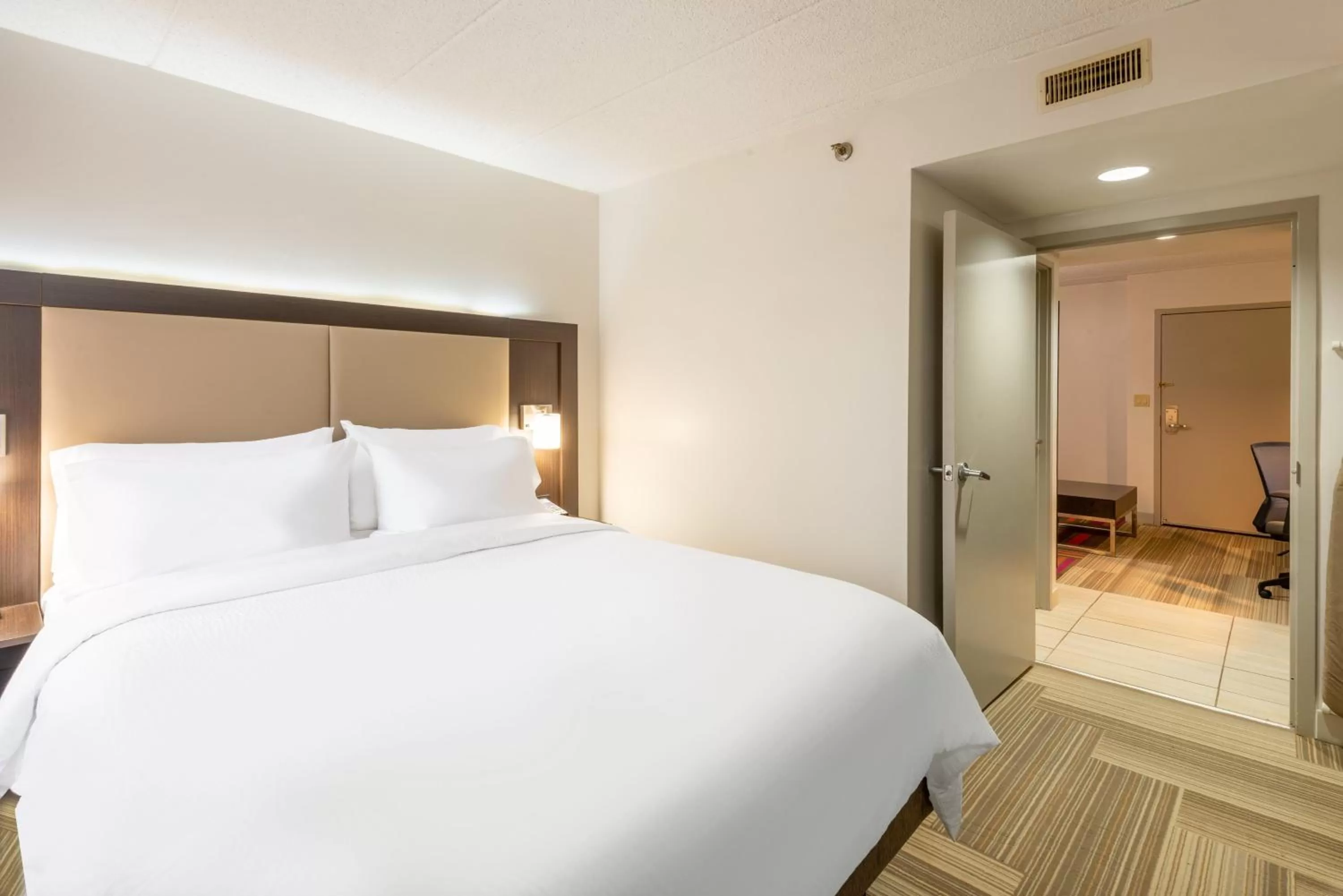 Photo of the whole room, Bed in Holiday Inn Express Philadelphia NE-Bensalem by IHG