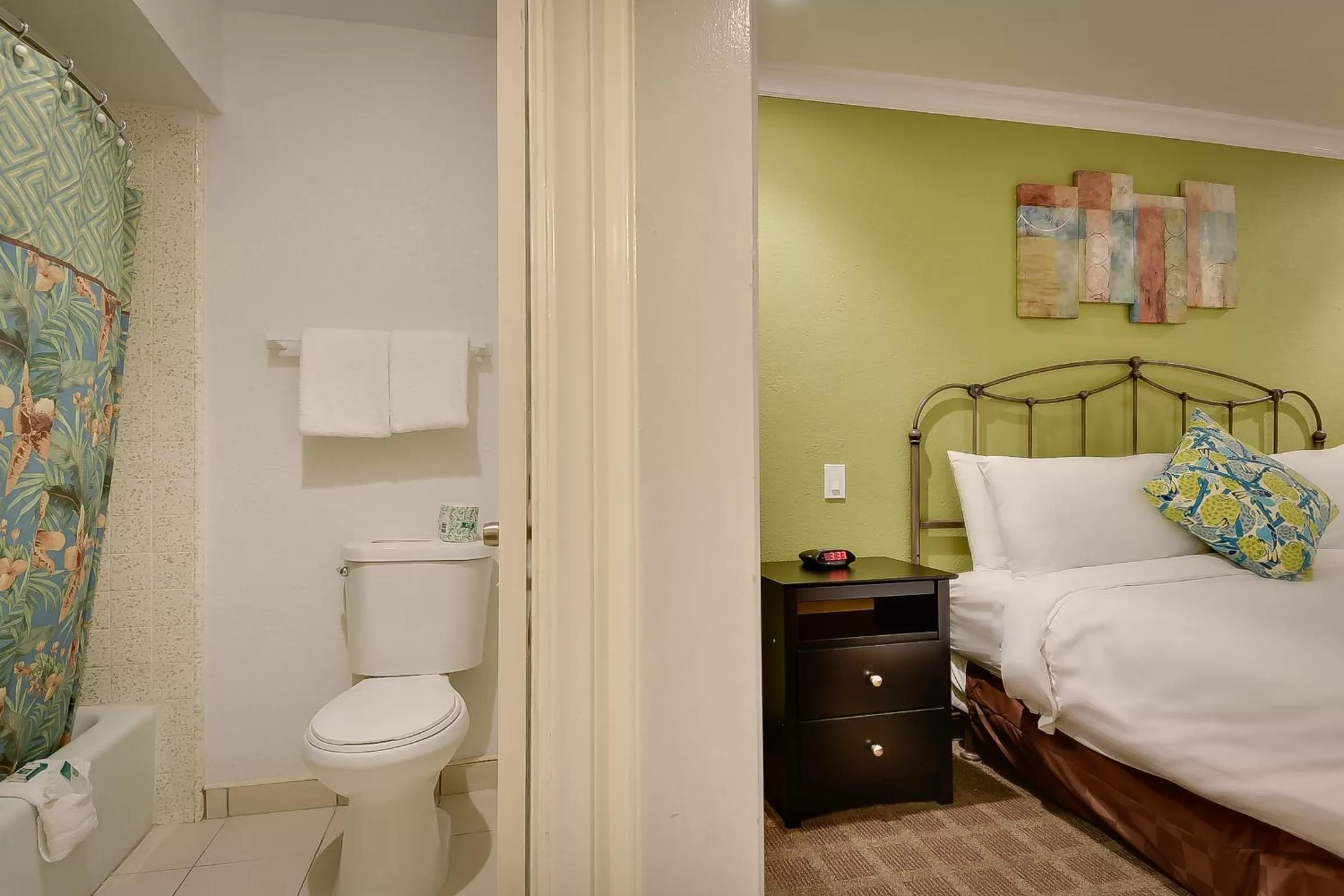 Bathroom, Bed in Vagabond Inn San Pedro