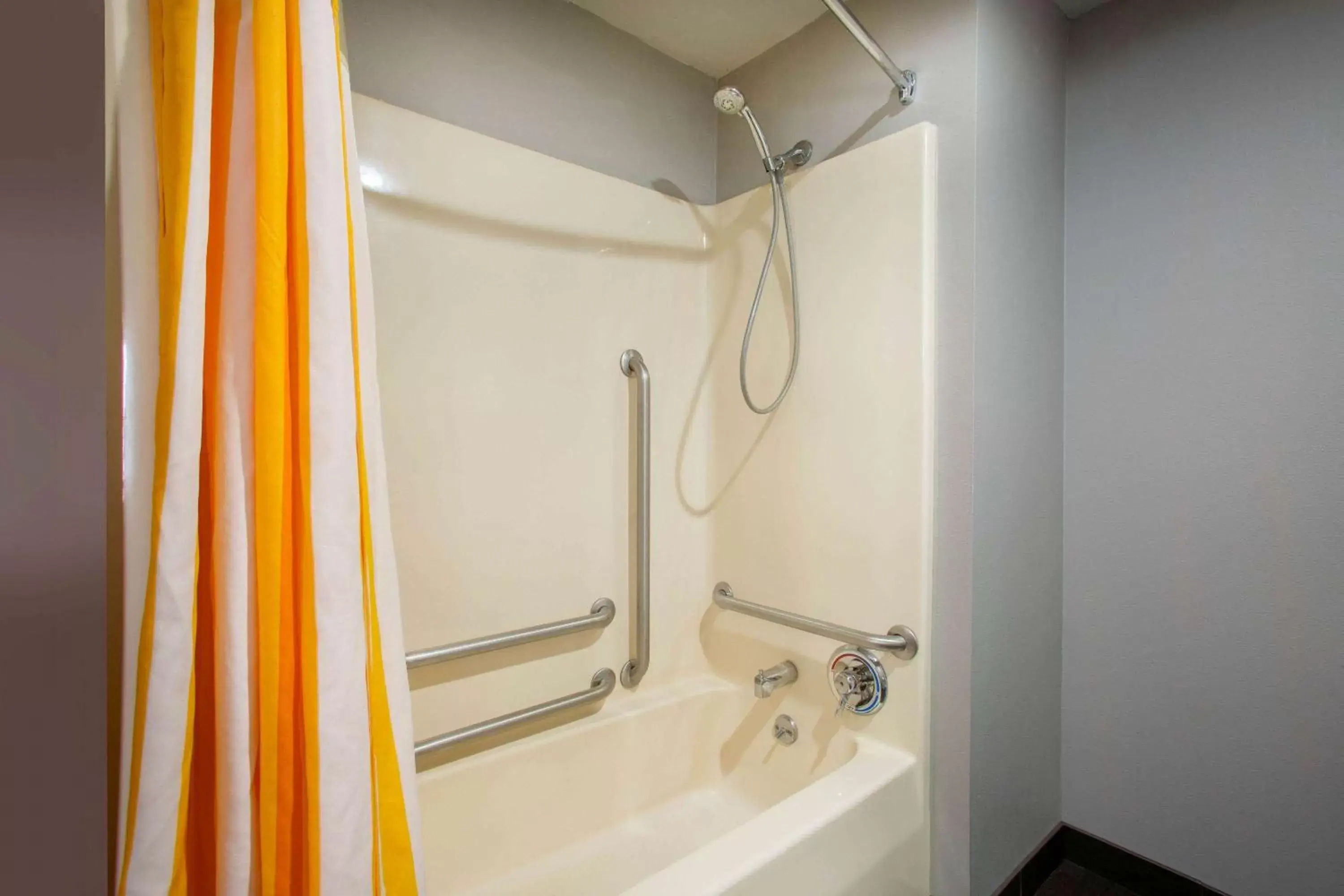 Bathroom in La Quinta Inn by Wyndham St. Louis Hazelwood - Airport North