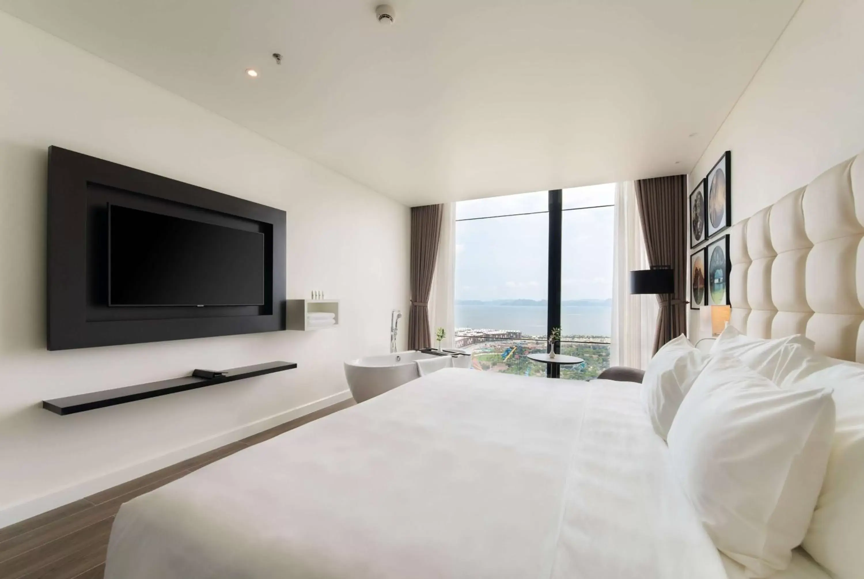 Photo of the whole room, TV/Entertainment Center in Hotel Sol Halong, Trademark Collection by Wyndham