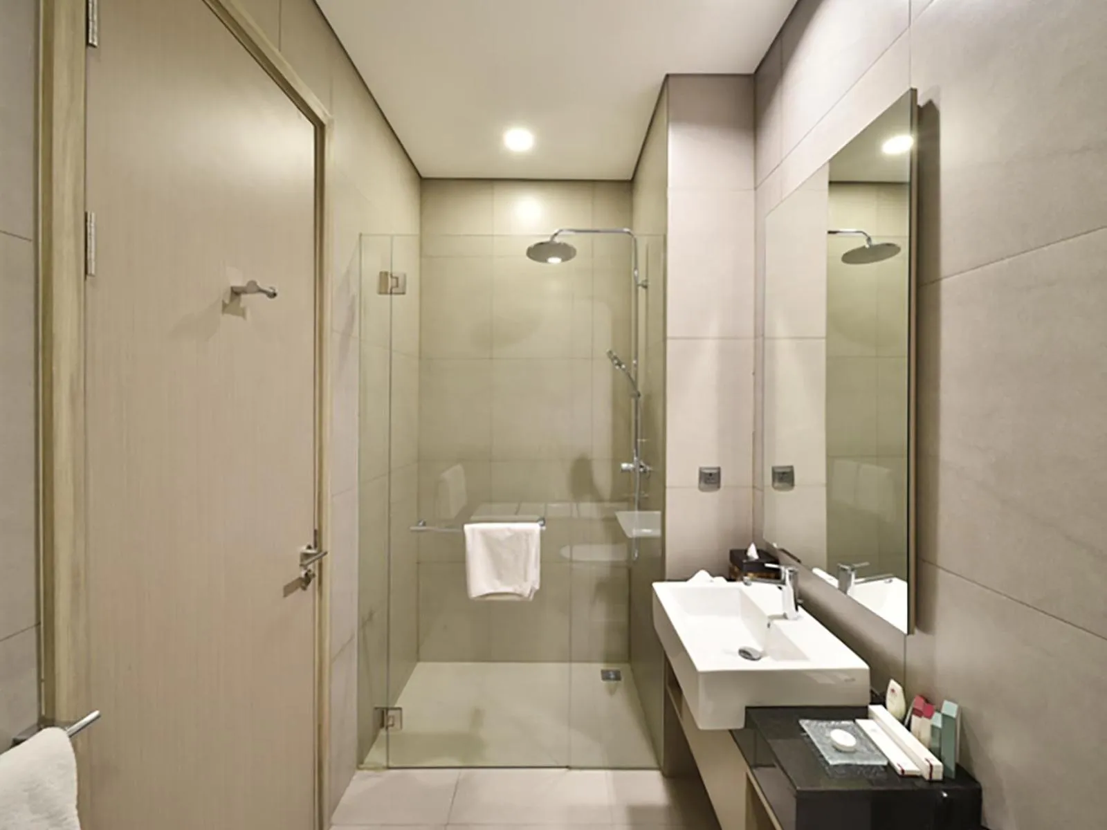 Shower, Bathroom in Crowne Plaza Jakarta Residences, an IHG Hotel