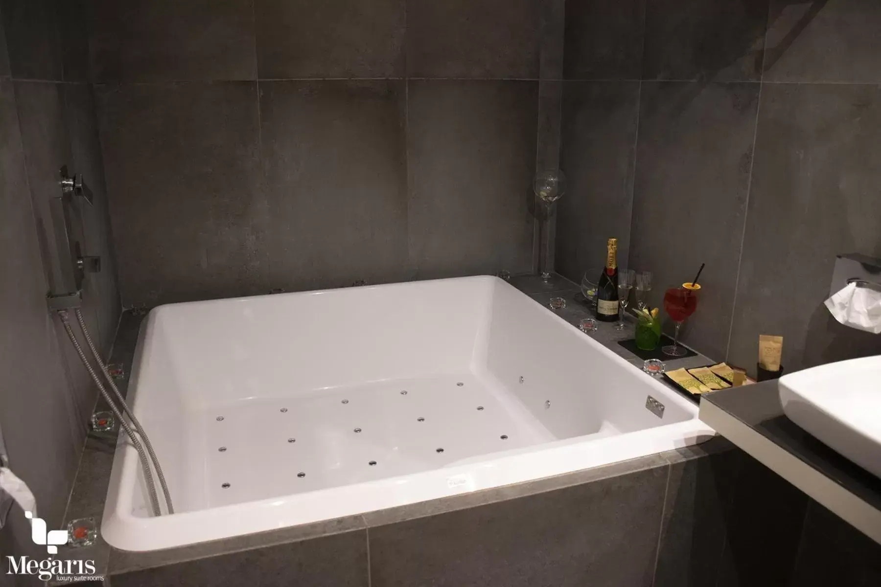 Hot Tub, Bathroom in Megaris Luxury Suite Rooms