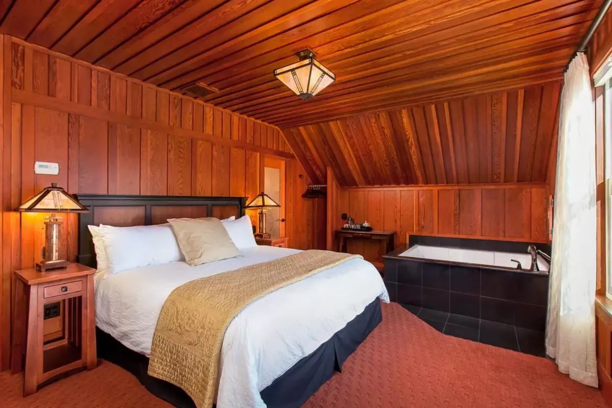 Bed in Noyo Harbor Inn