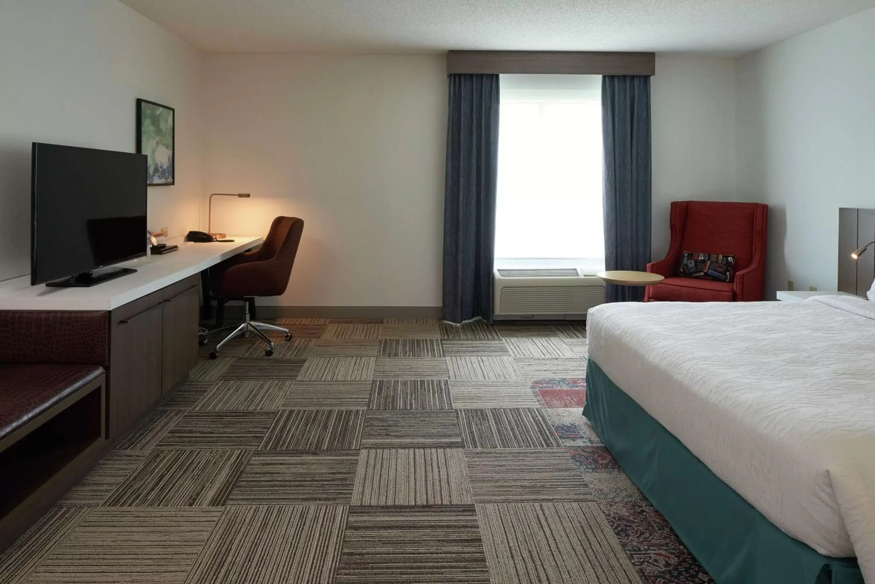 Bedroom, TV/Entertainment Center in Hilton Garden Inn Evansville