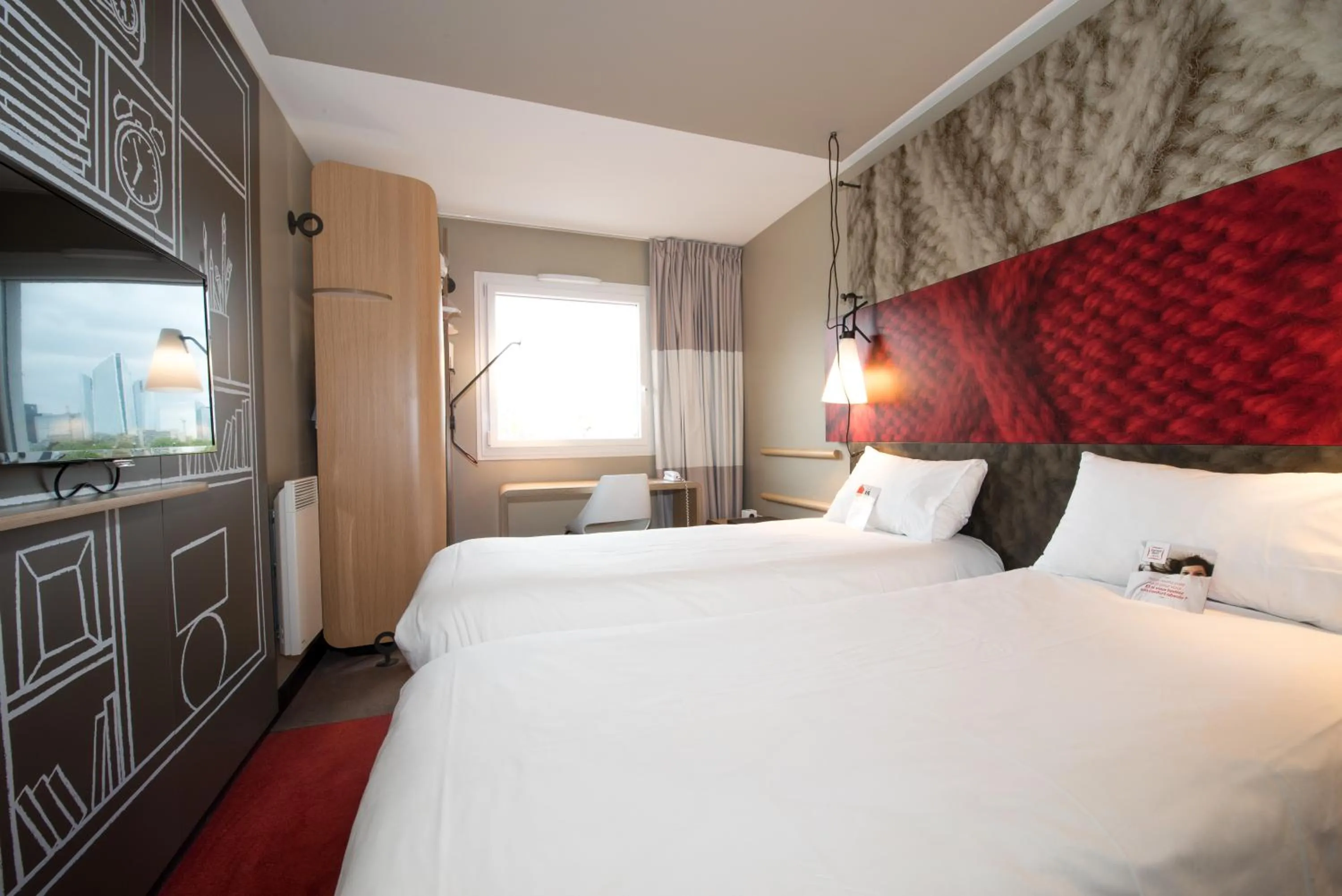 Bed in ibis Nanterre La Défense