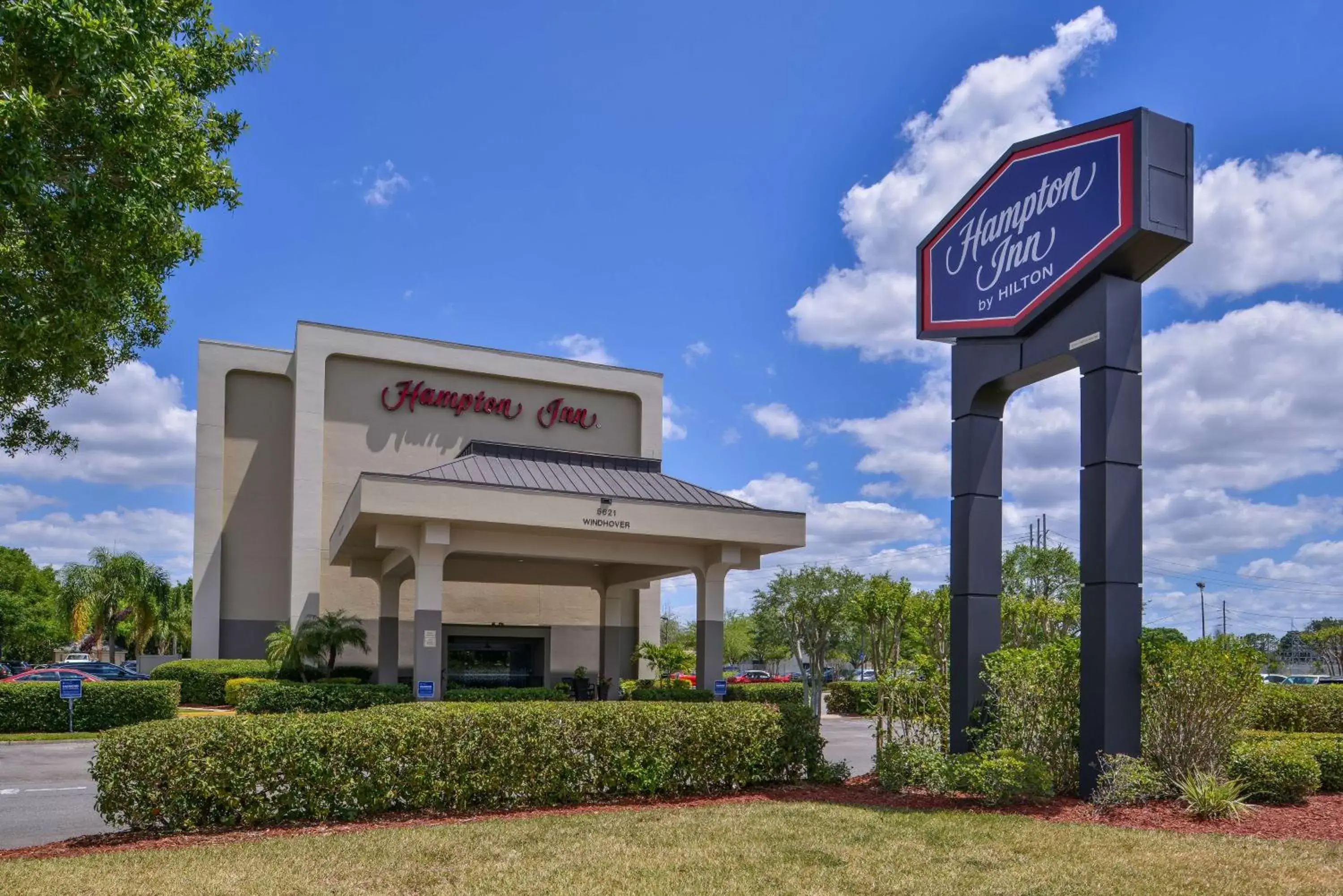 Property building, Property Logo/Sign in Hampton Inn Closest to Universal Orlando