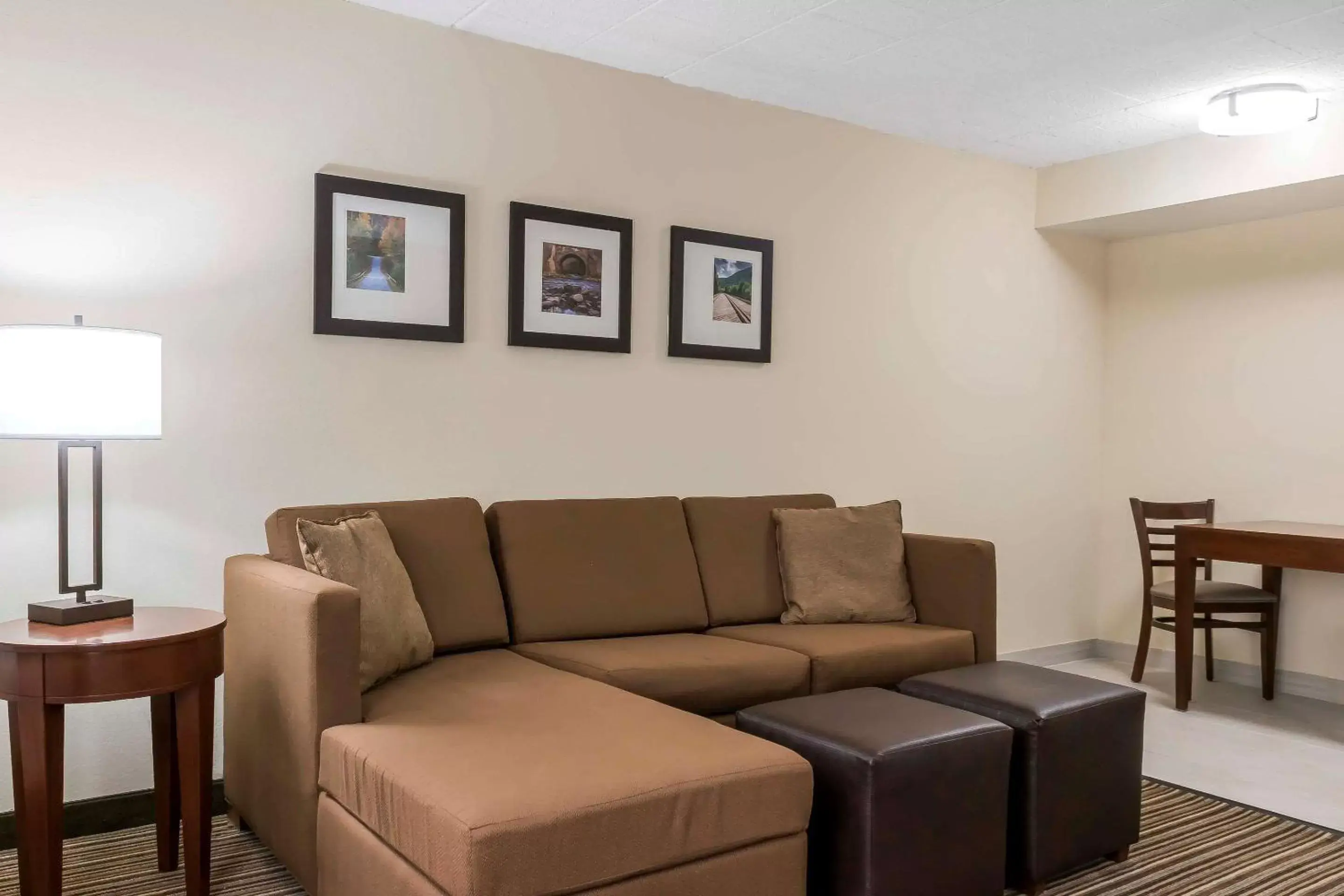 Photo of the whole room, Seating Area in Comfort Inn - Pocono Mountains