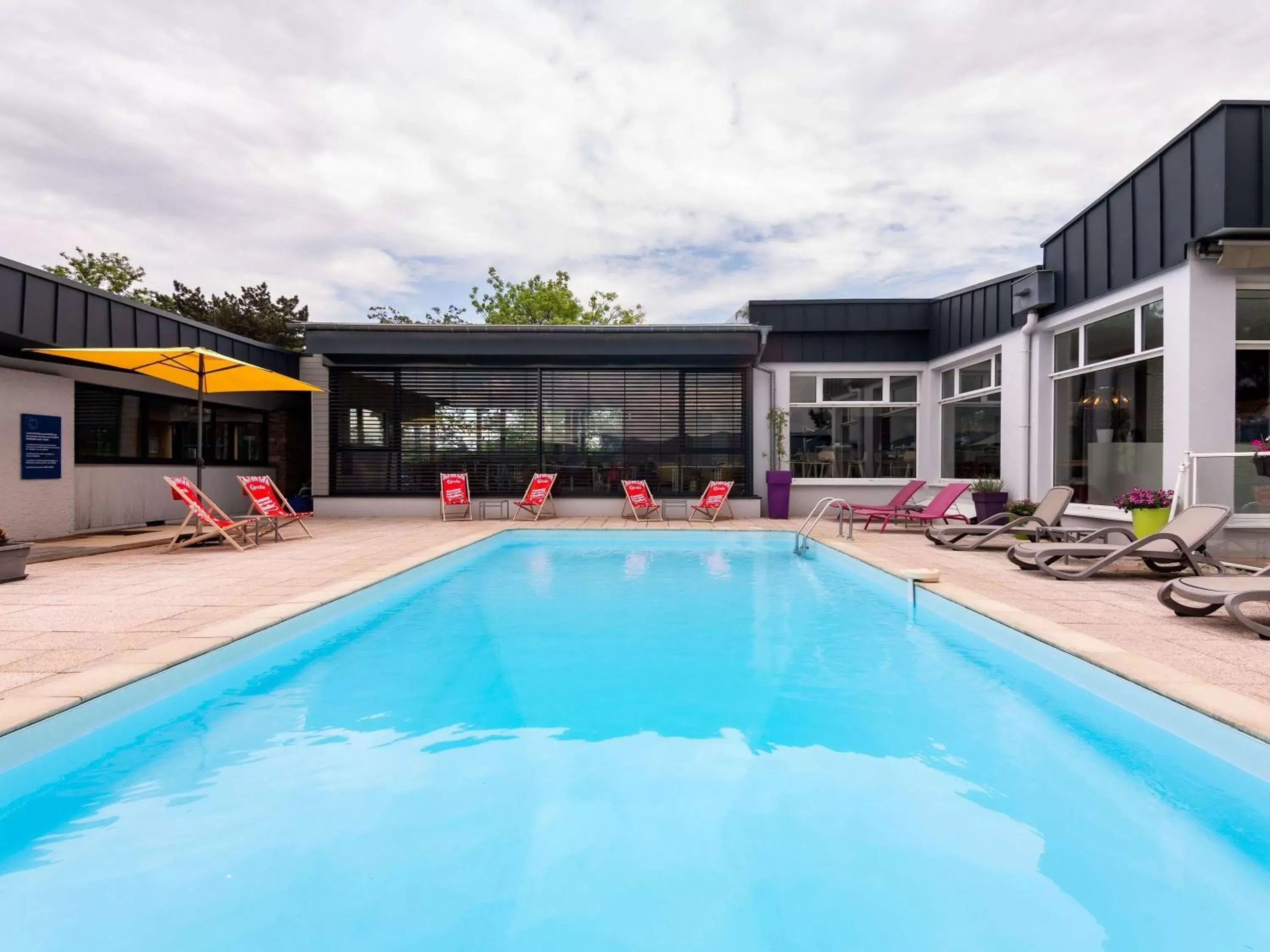 Property building, Swimming Pool in Ibis Styles Colmar Nord
