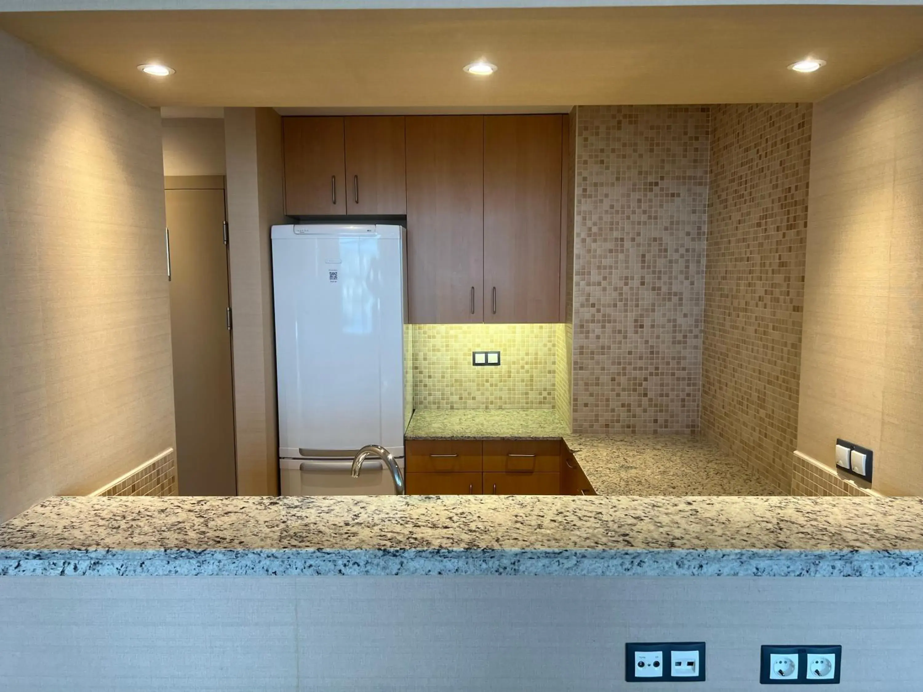 Kitchen or kitchenette, Swimming Pool in Marriott Executive Apartments Atyrau