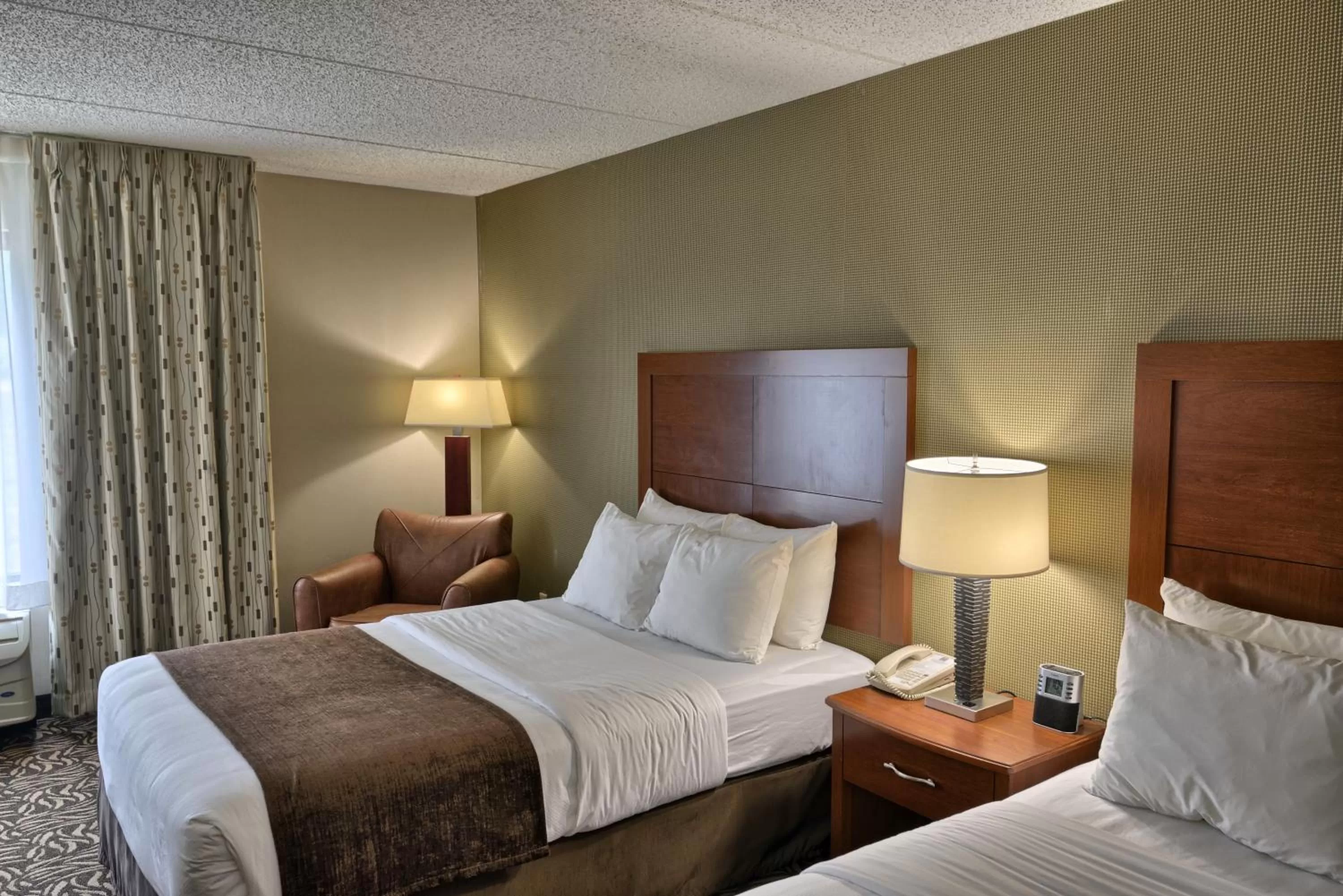 Bed in Clarion Inn & Suites Cortland - University Area