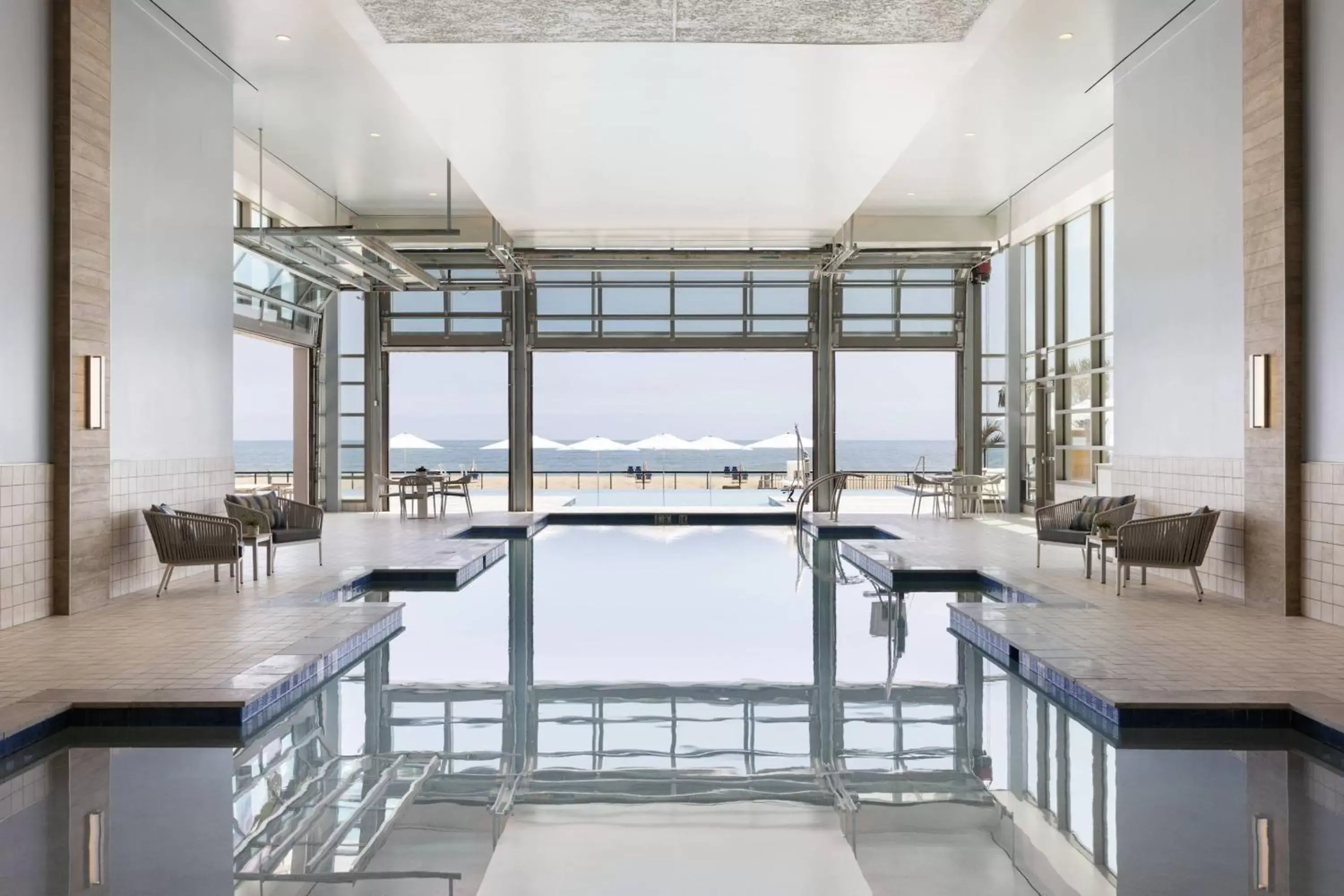 Swimming pool in Marriott Virginia Beach Oceanfront Resort