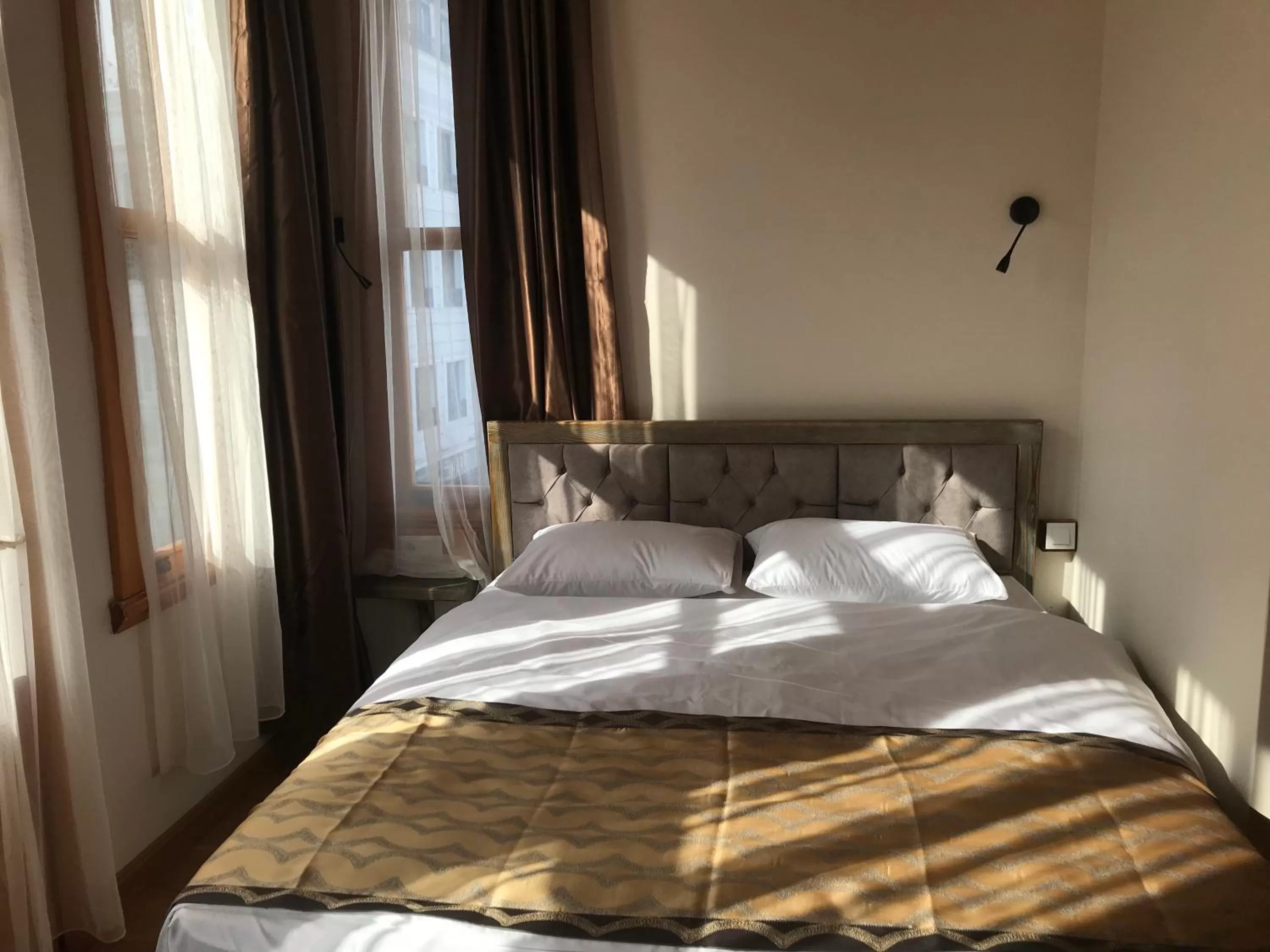 Bedroom, Bed in Green Mansion