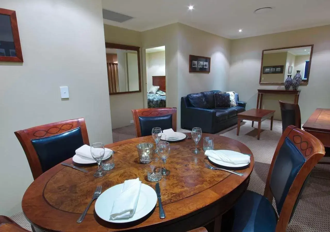 Living room, Restaurant/Places to Eat in Rydges Armidale