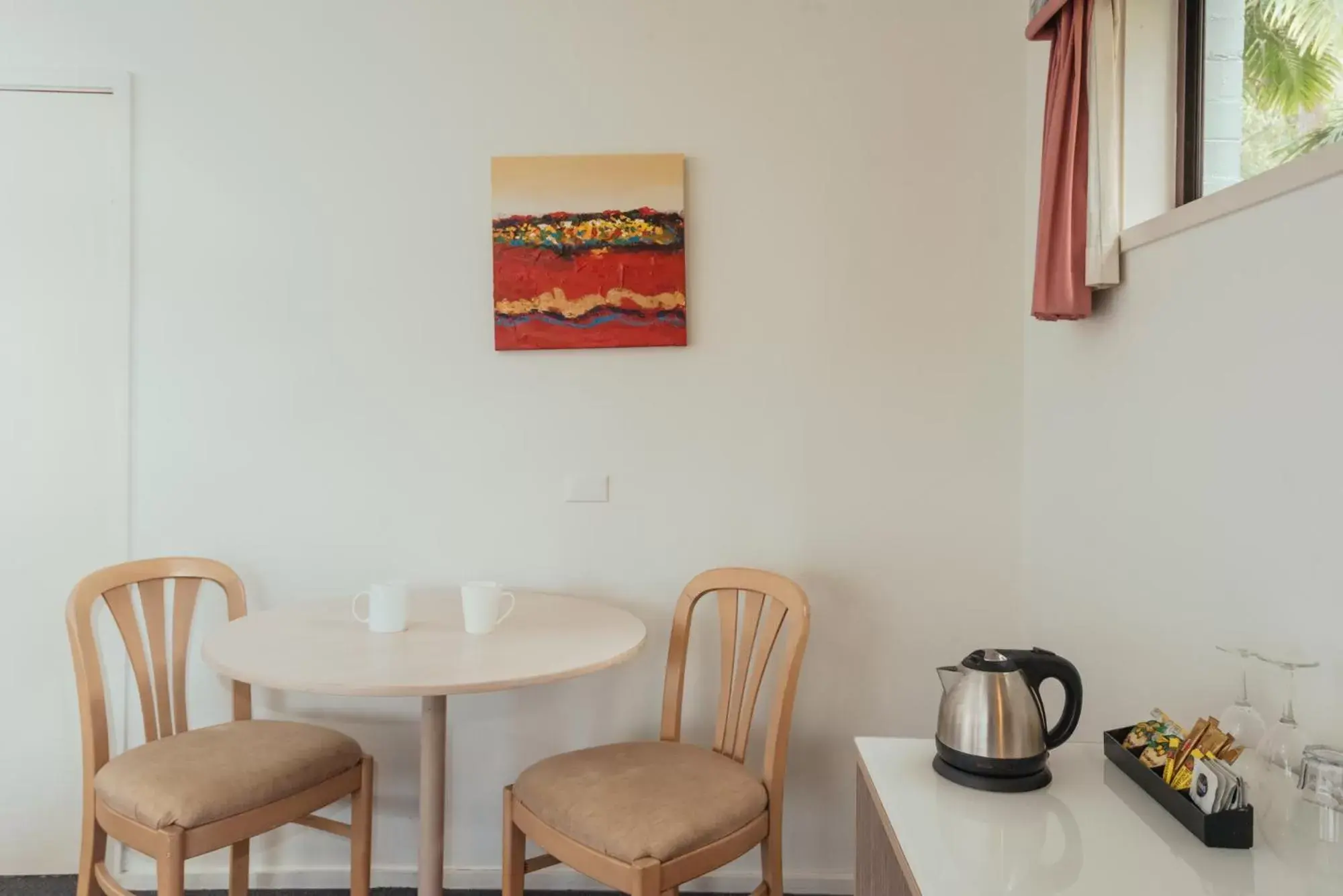 Coffee/tea facilities, Dining Area in Big Windmill Corporate & Family Motel