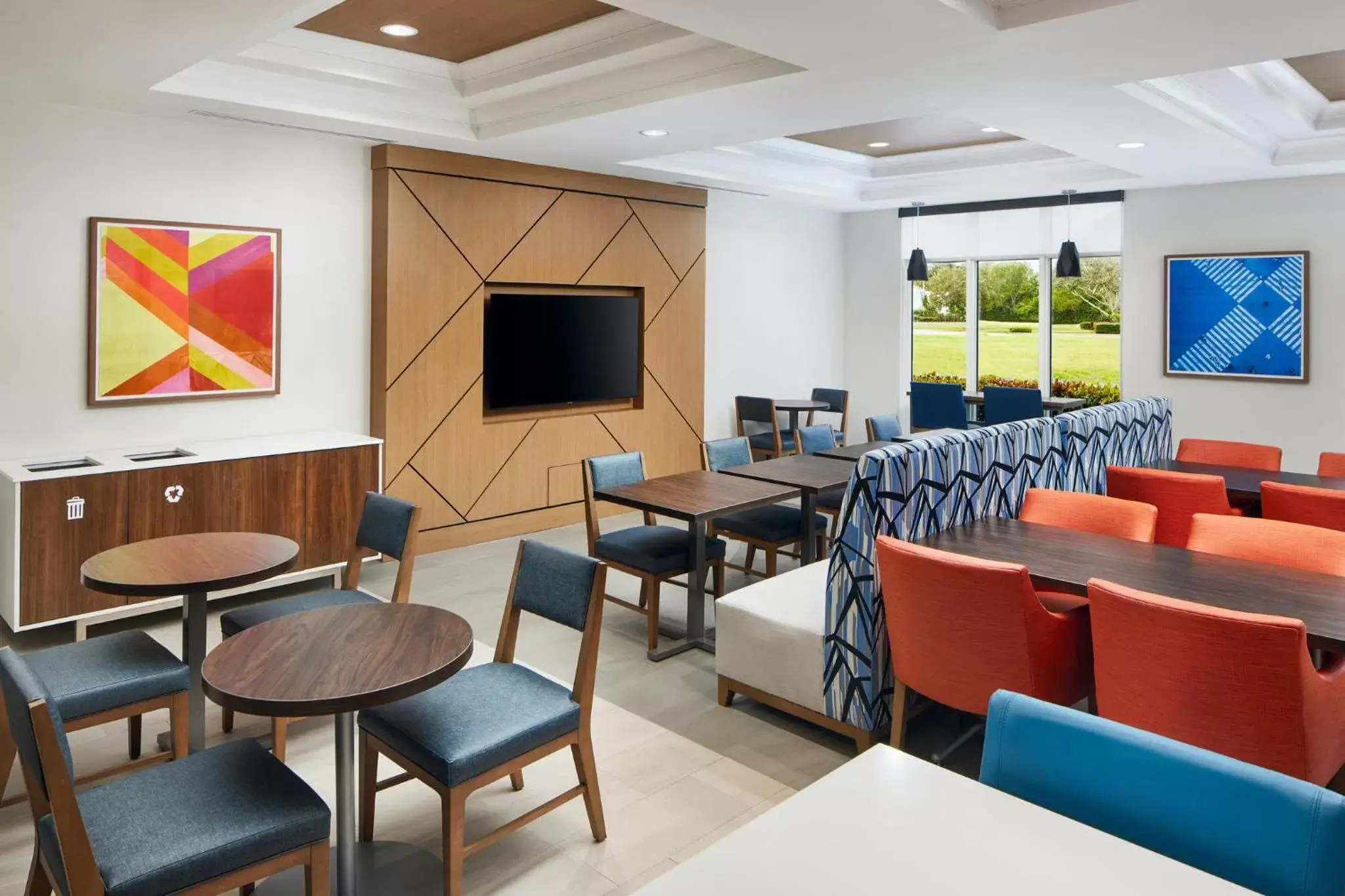 Lobby or reception, Lounge/Bar in Holiday Inn Express Hotel & Suites Port St. Lucie West, an IHG Hotel