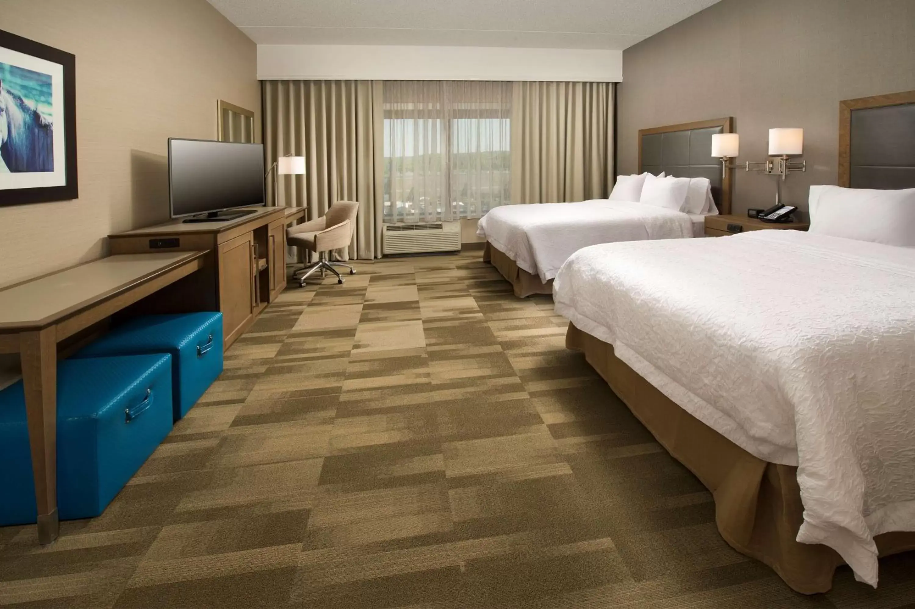 Bed in Hampton Inn & Suites Baltimore North/Timonium, MD