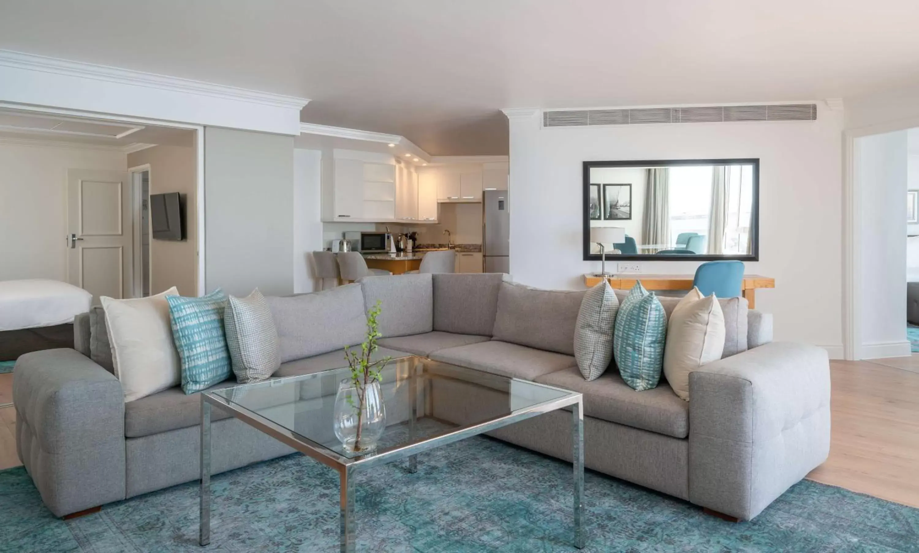 Kitchen or kitchenette, Seating Area in Radisson Blu Hotel Waterfront, Cape Town