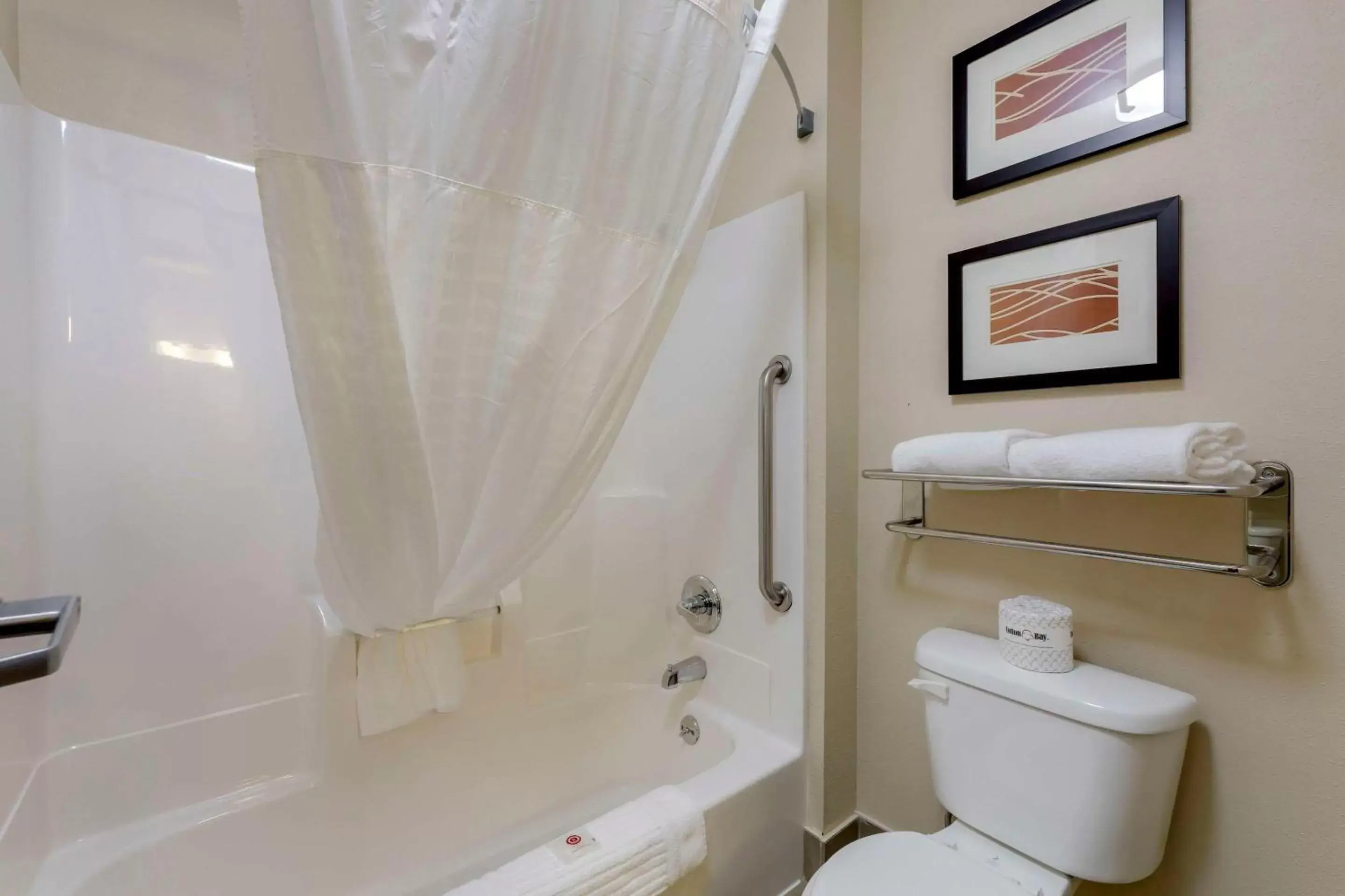 Bedroom, Bathroom in Comfort Inn Mount Vernon