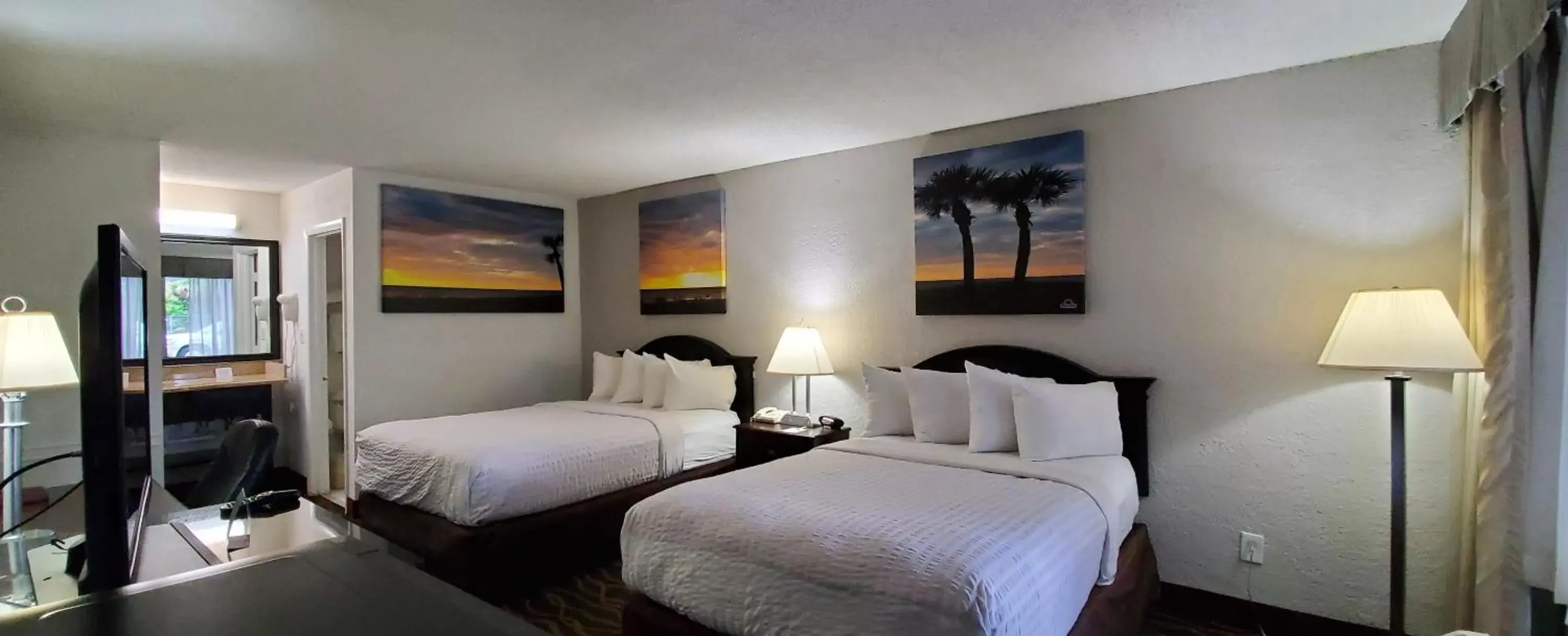 Photo of the whole room, Bed in Days Inn by Wyndham Stuart