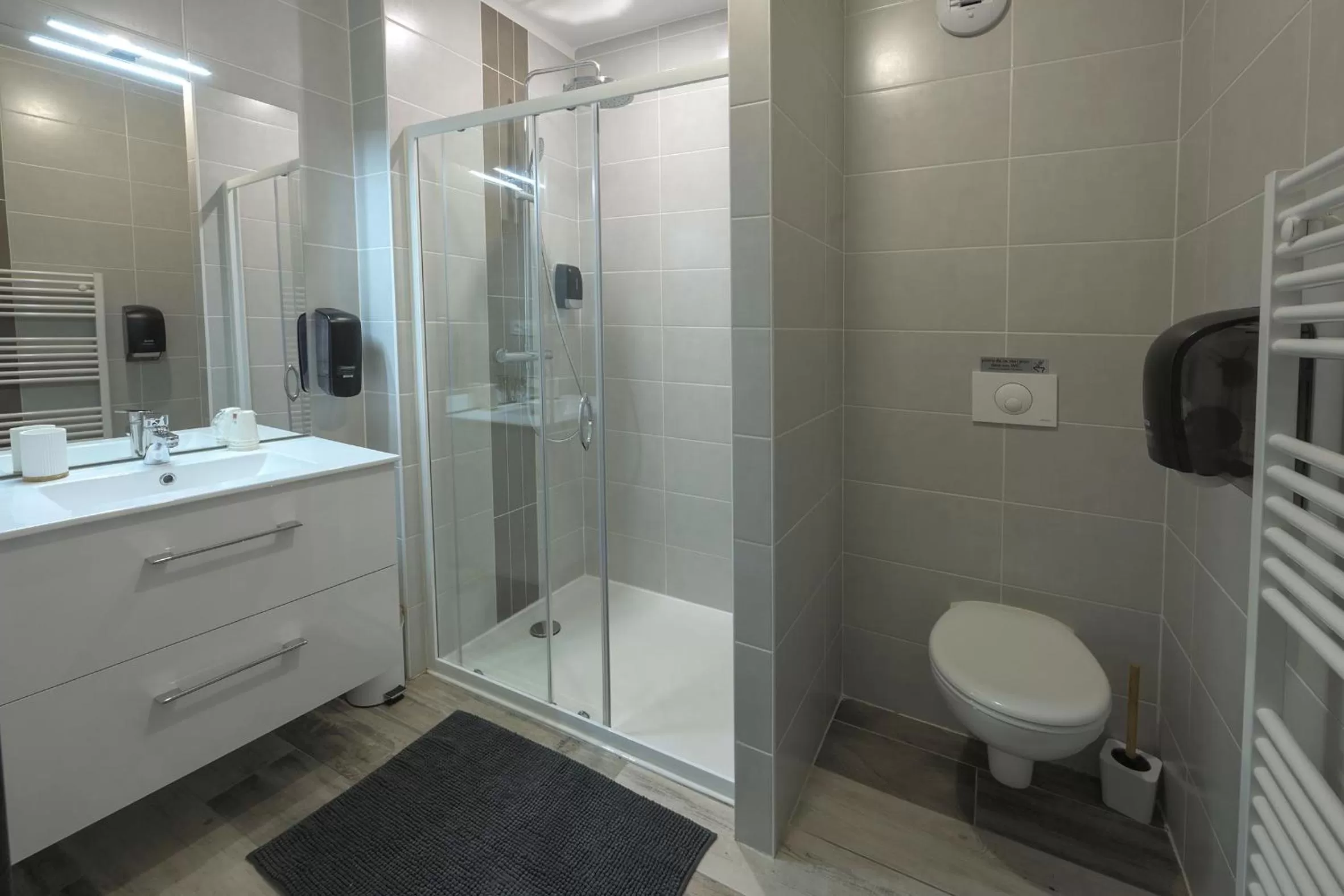 Shower in Hotel De La Croisée