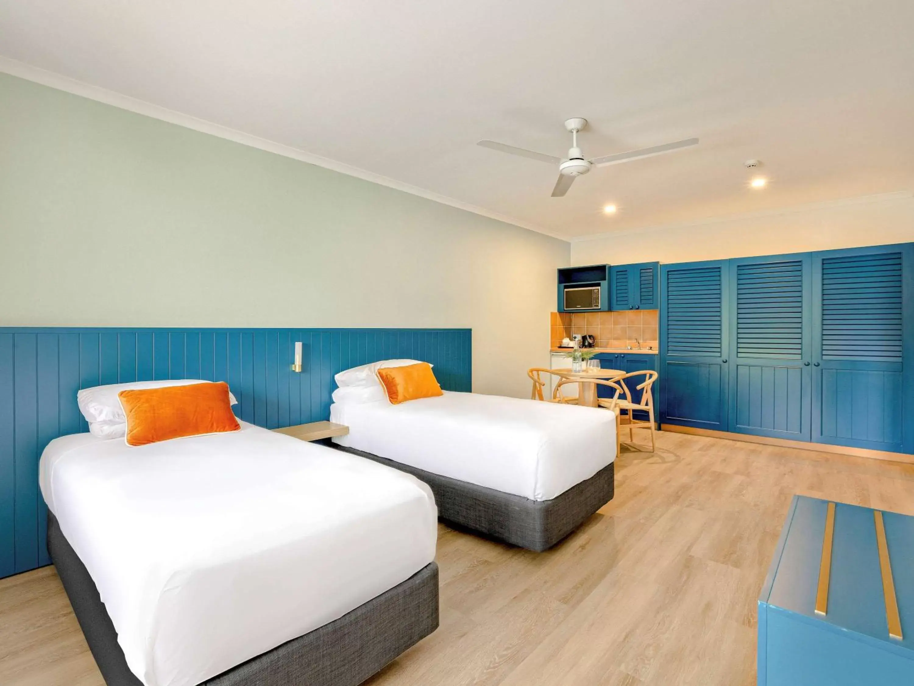 Bedroom, Bed in Mercure Cairns