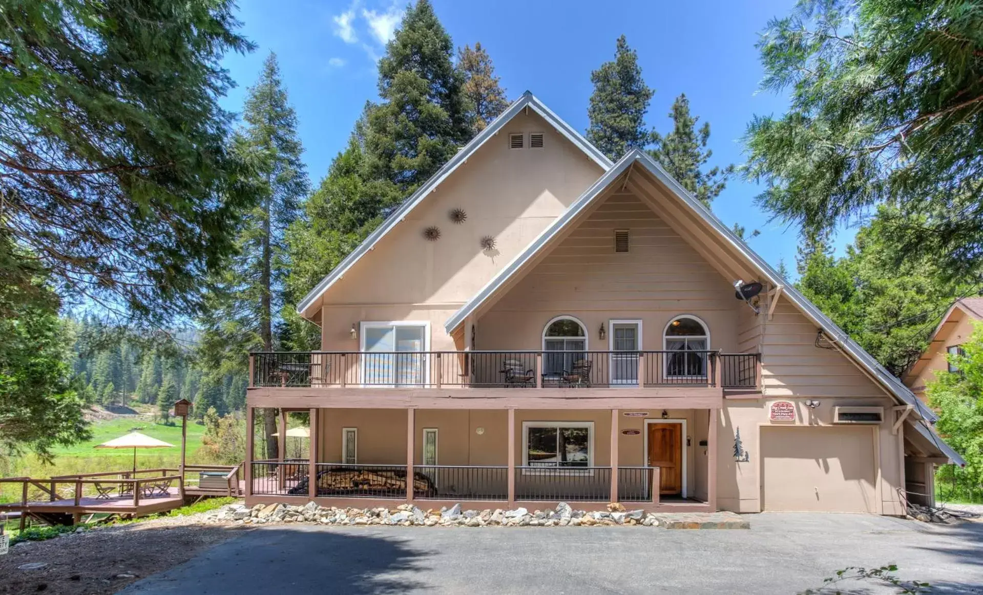 Property Building in Big Creek Inn