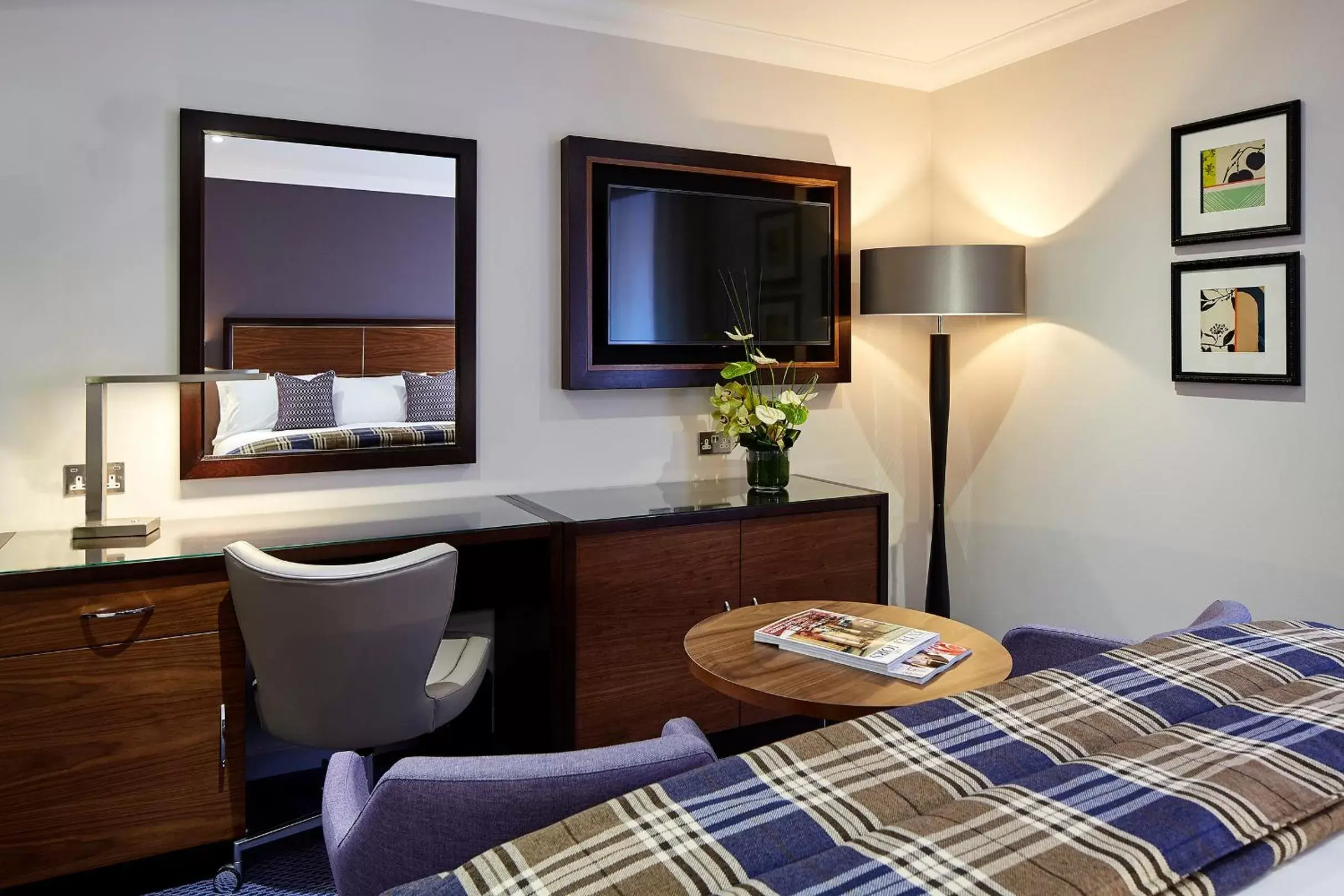 Bedroom, TV/Entertainment Center in Sir Christopher Wren Hotel
