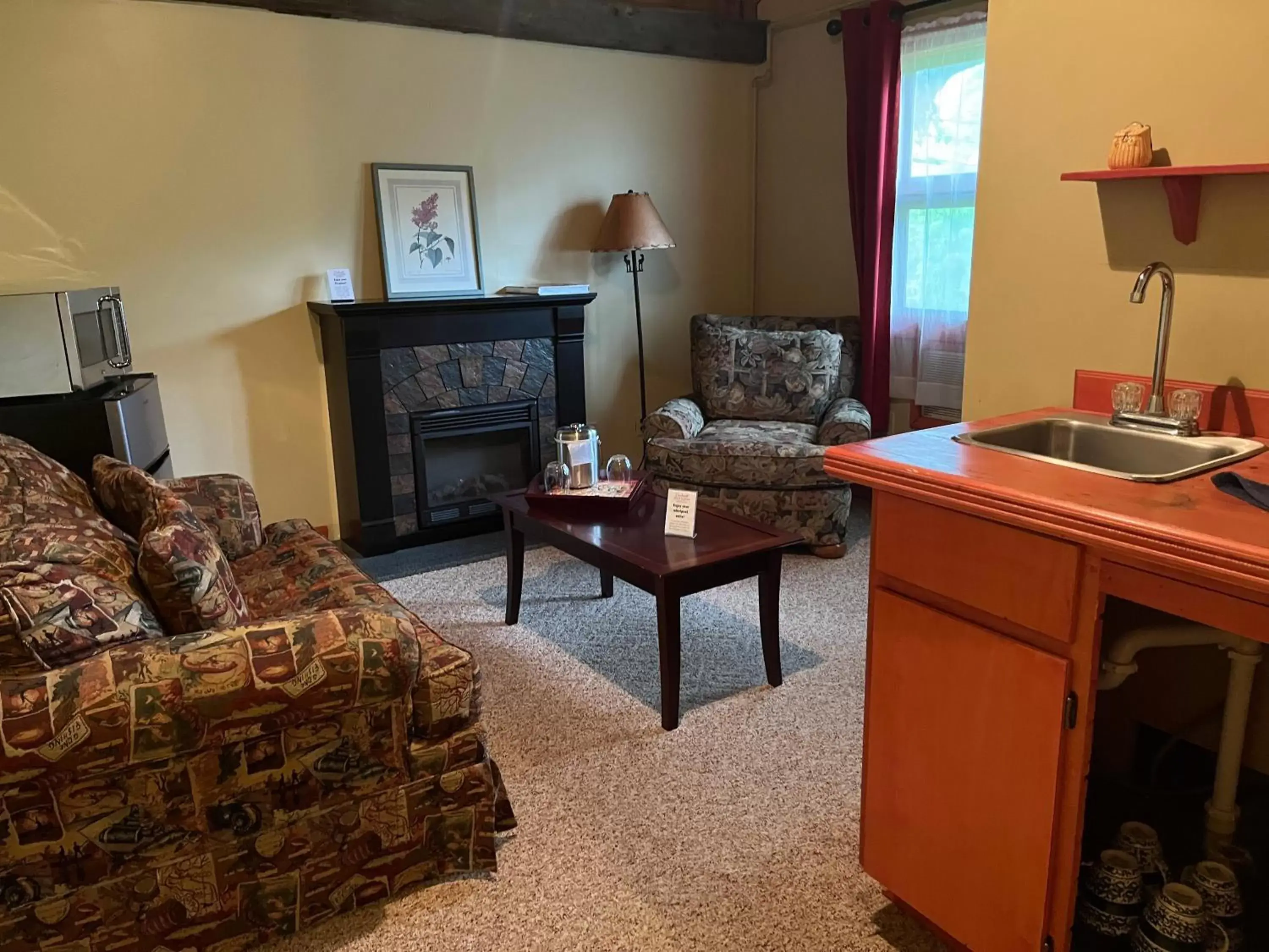 Seating Area in Vinehurst Inn & Suites