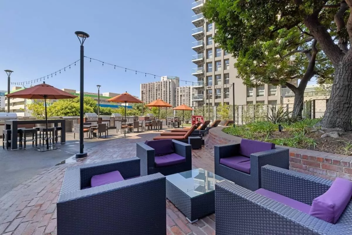 Patio in Amazing DTLA View 1bd Full Kitchen Free Private Parking.