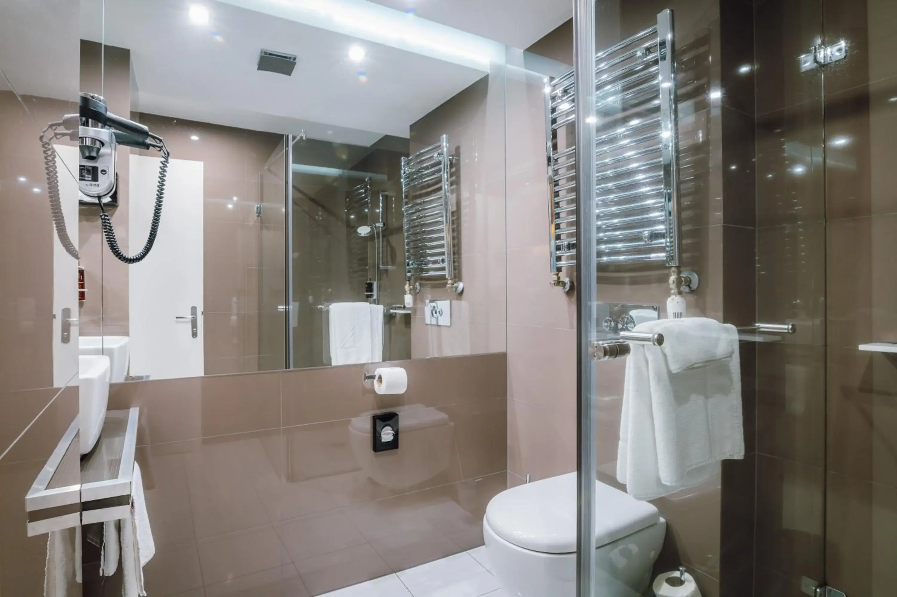 Bathroom in Plaza V Executive Hotel
