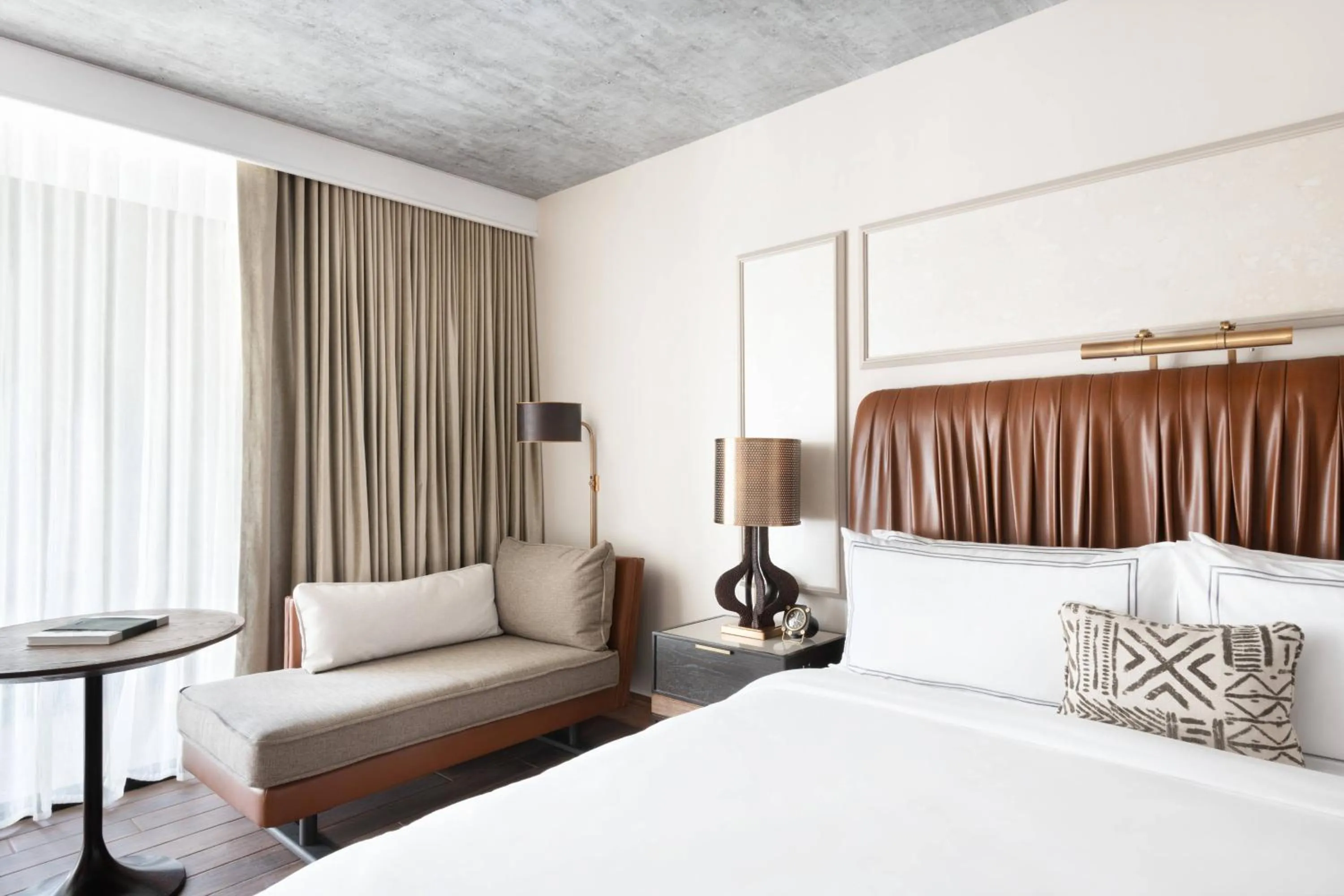 Photo of the whole room, Bed in The Ben, Autograph Collection