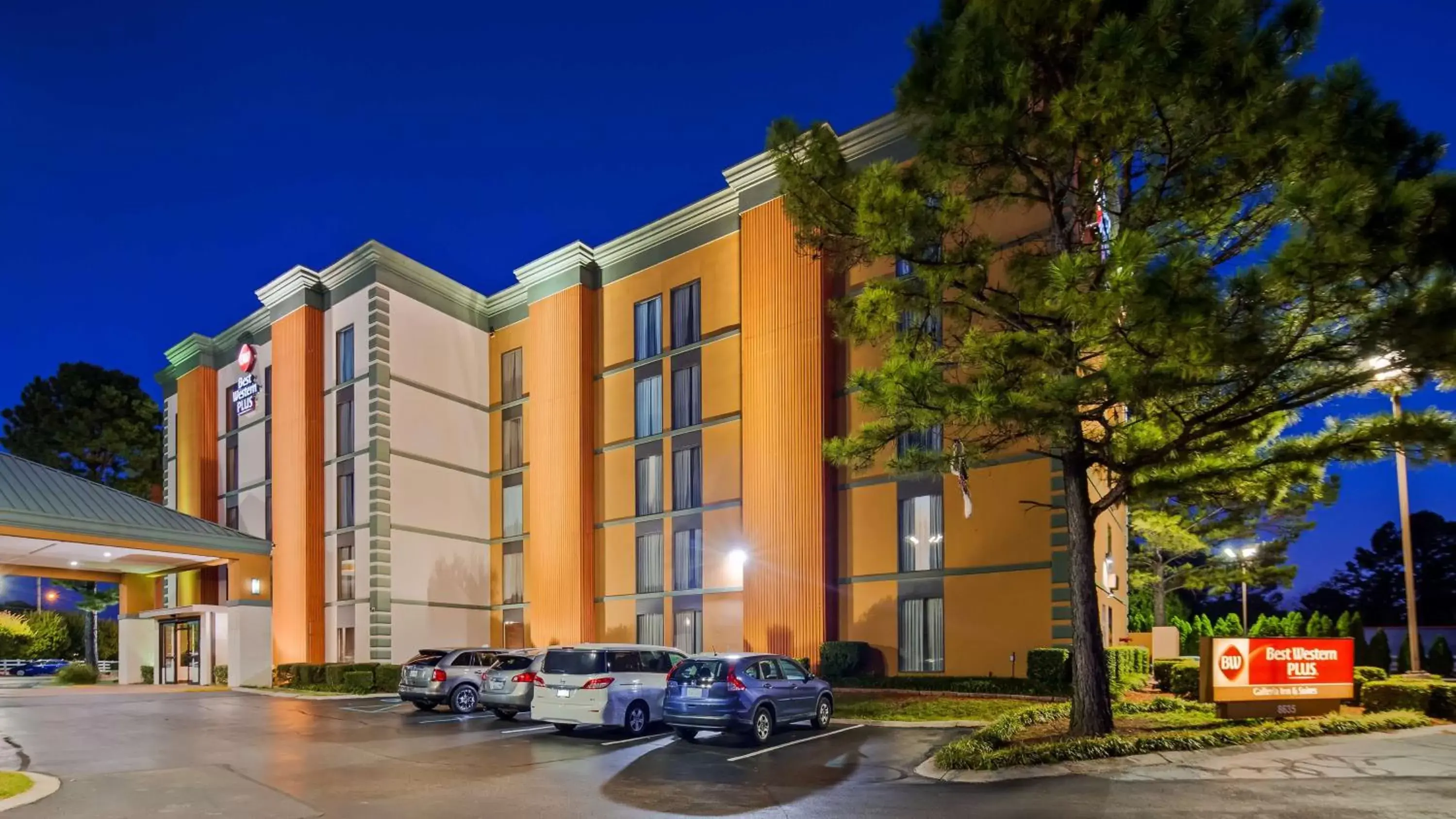 Property Building in Best Western Plus Galleria Inn & Suites