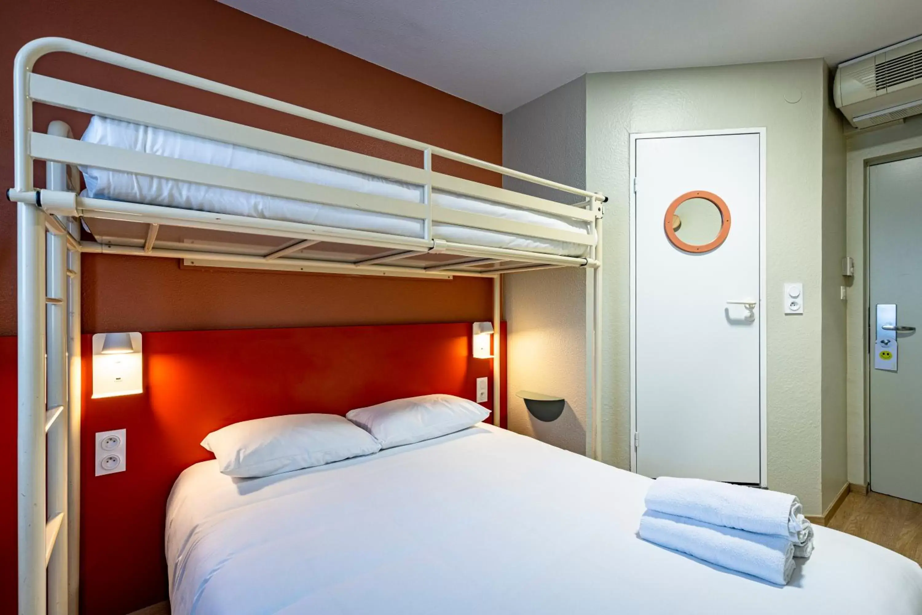 Bedroom, Bunk Bed in Vini Hotel