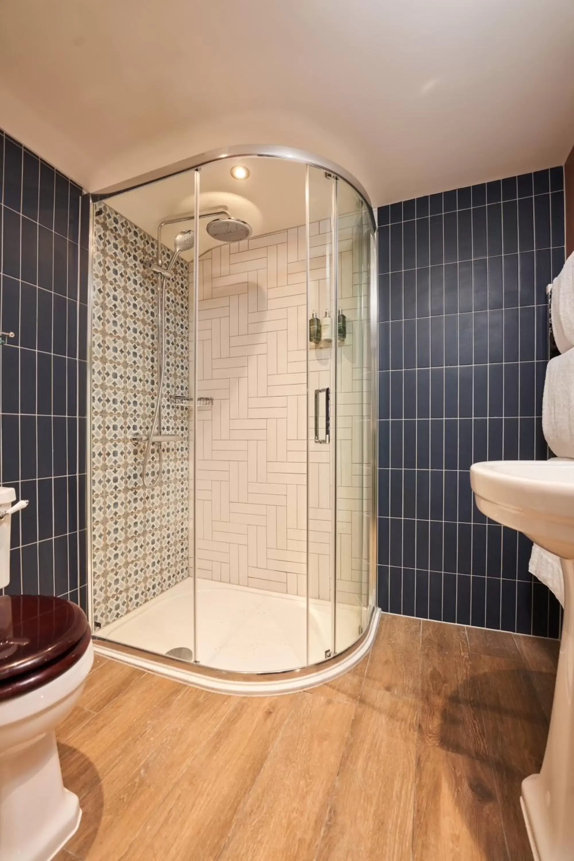 Shower, Bathroom in Harbour Inn