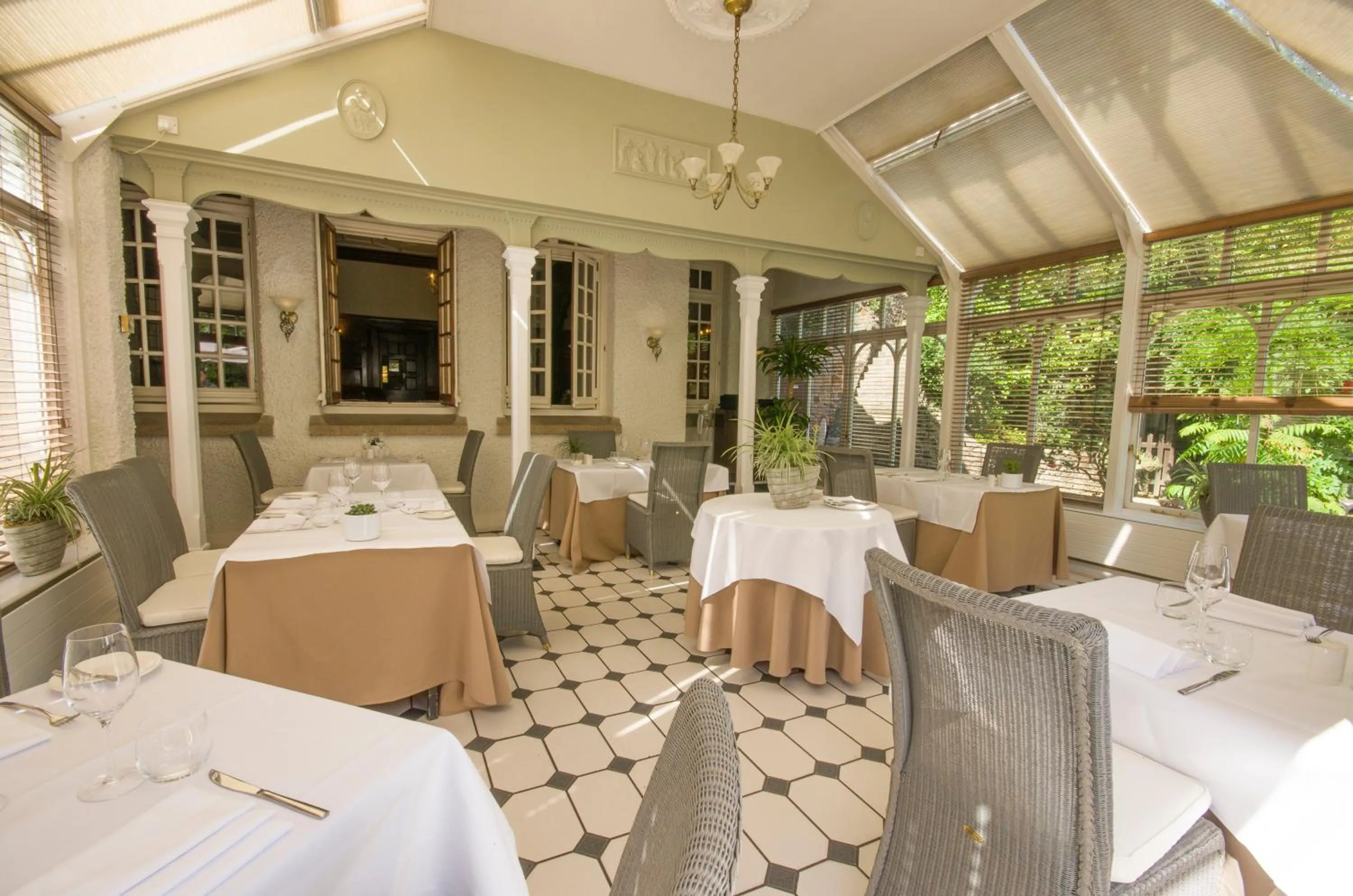 Restaurant/places to eat in Chateau La Chaire
