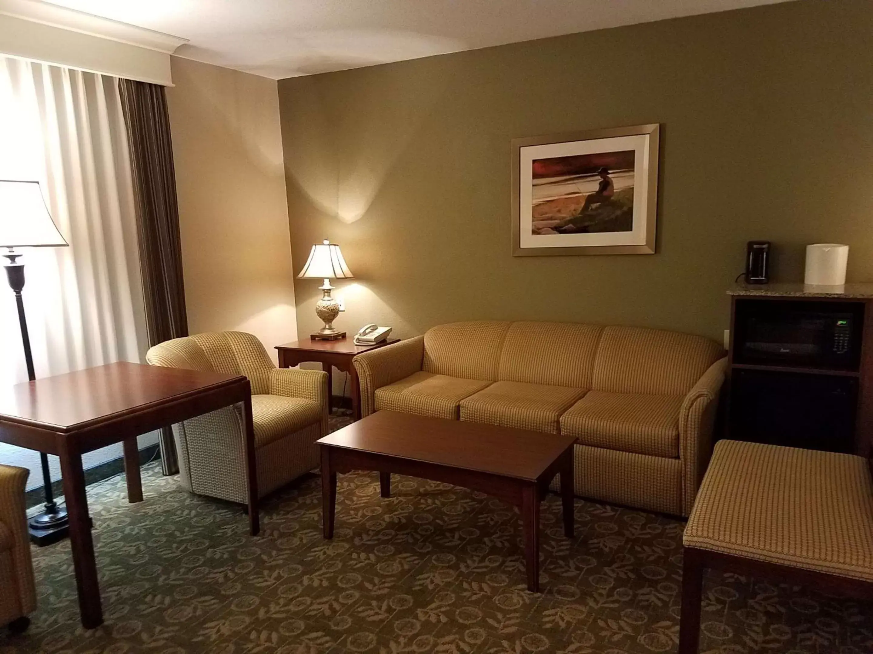 Photo of the whole room, Seating Area in Best Western Salbasgeon Inn & Suites