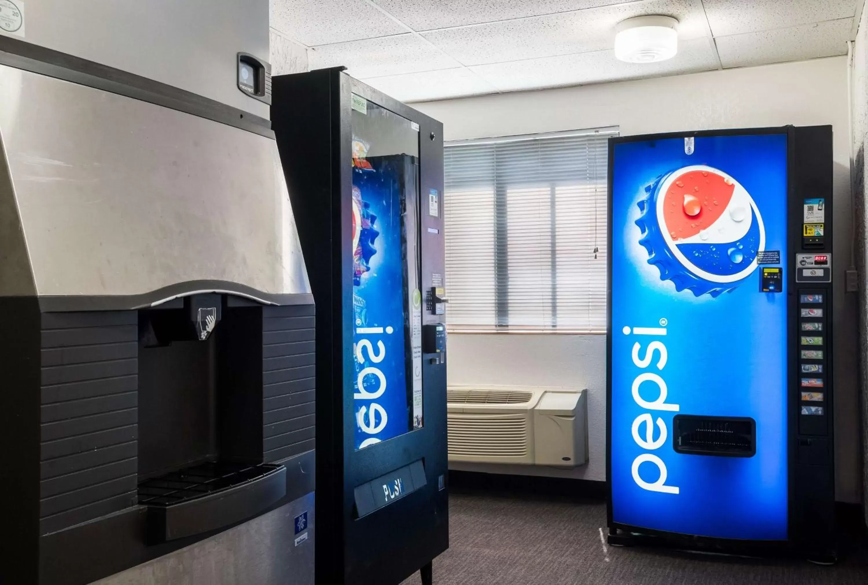 Property building in Motel 6-Prospect Heights, IL Property building in Motel 6-Prospect Heights, IL