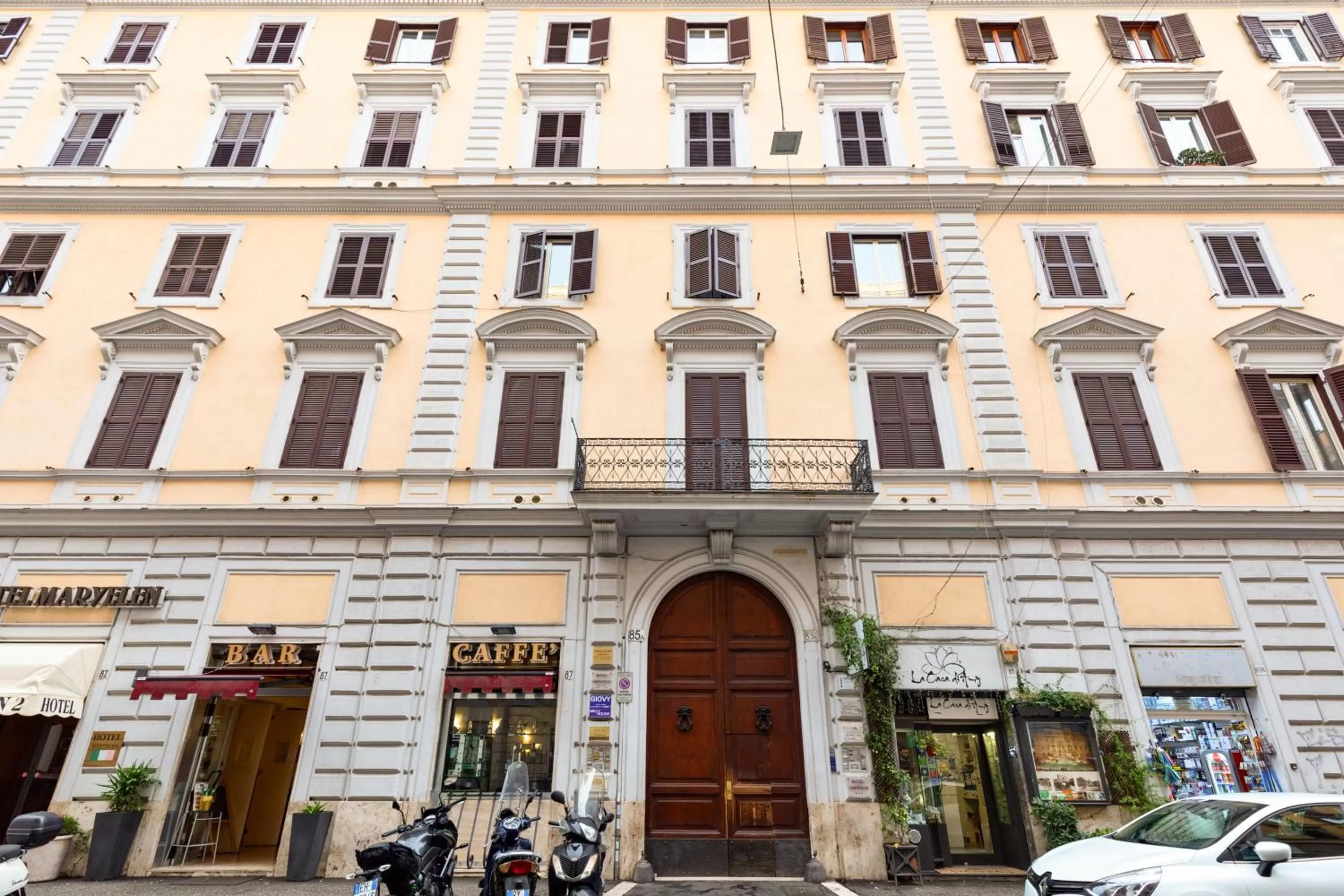 Facade/entrance in A Roman Tale B&B