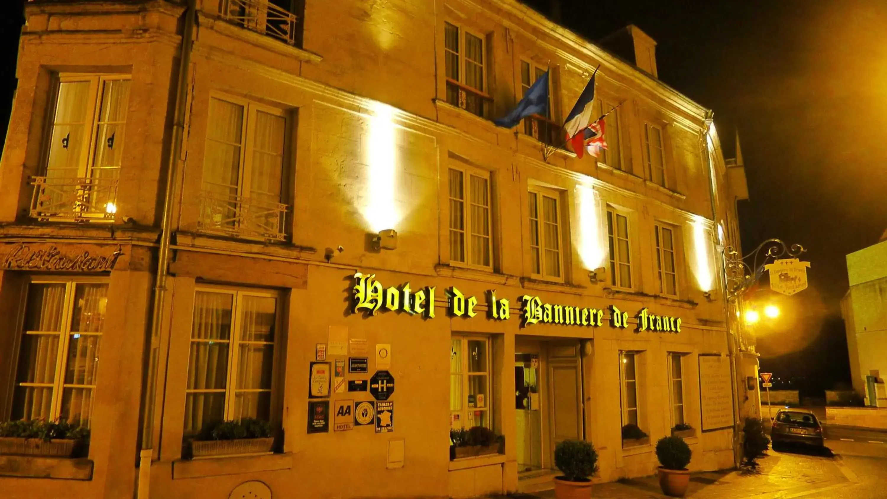 Facade/entrance, Property Building in Hôtel De La Banniere De France